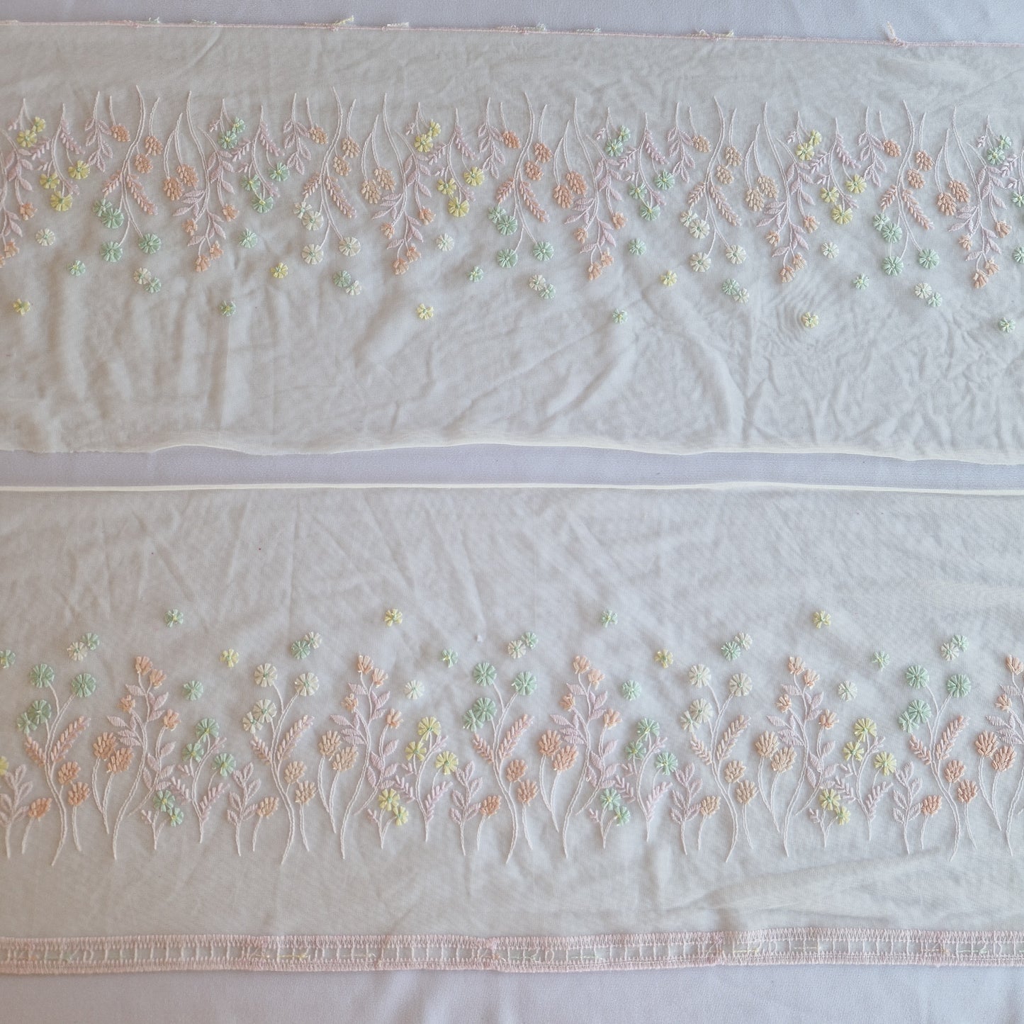 2025-50 wit tulekant met bloemenveld in pasteltinten