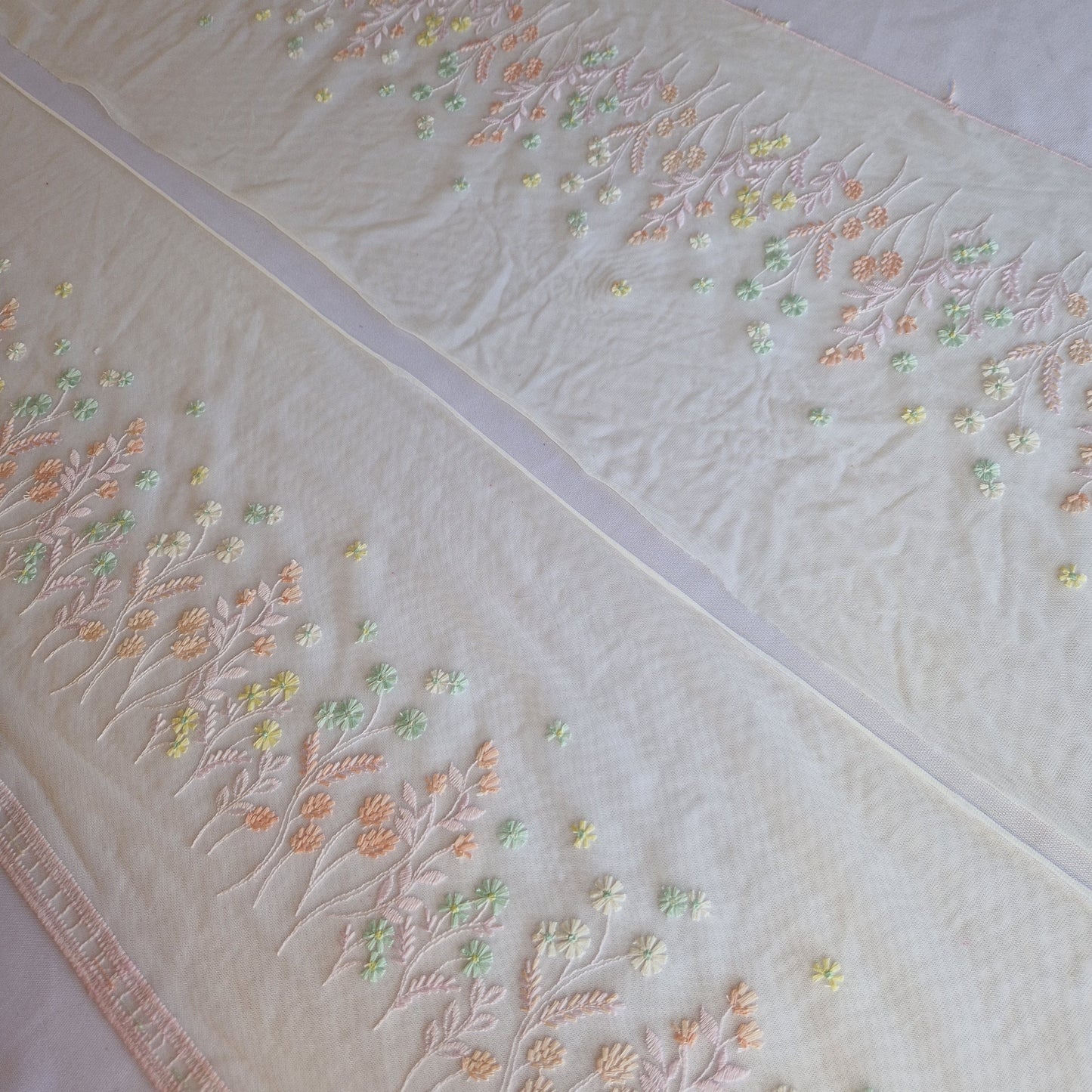 2025-50 wit tulekant met bloemenveld in pasteltinten