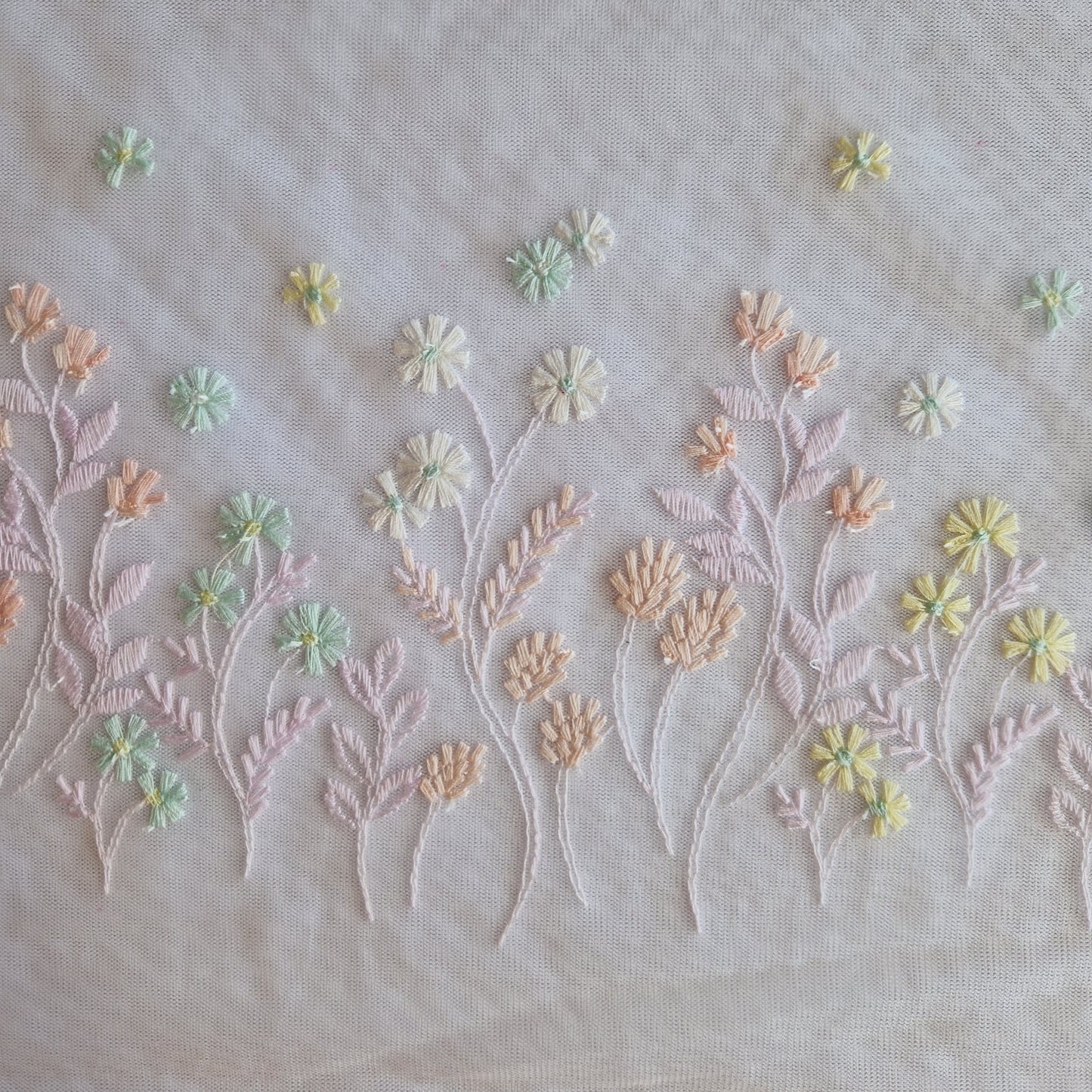 2025-50 wit tulekant met bloemenveld in pasteltinten
