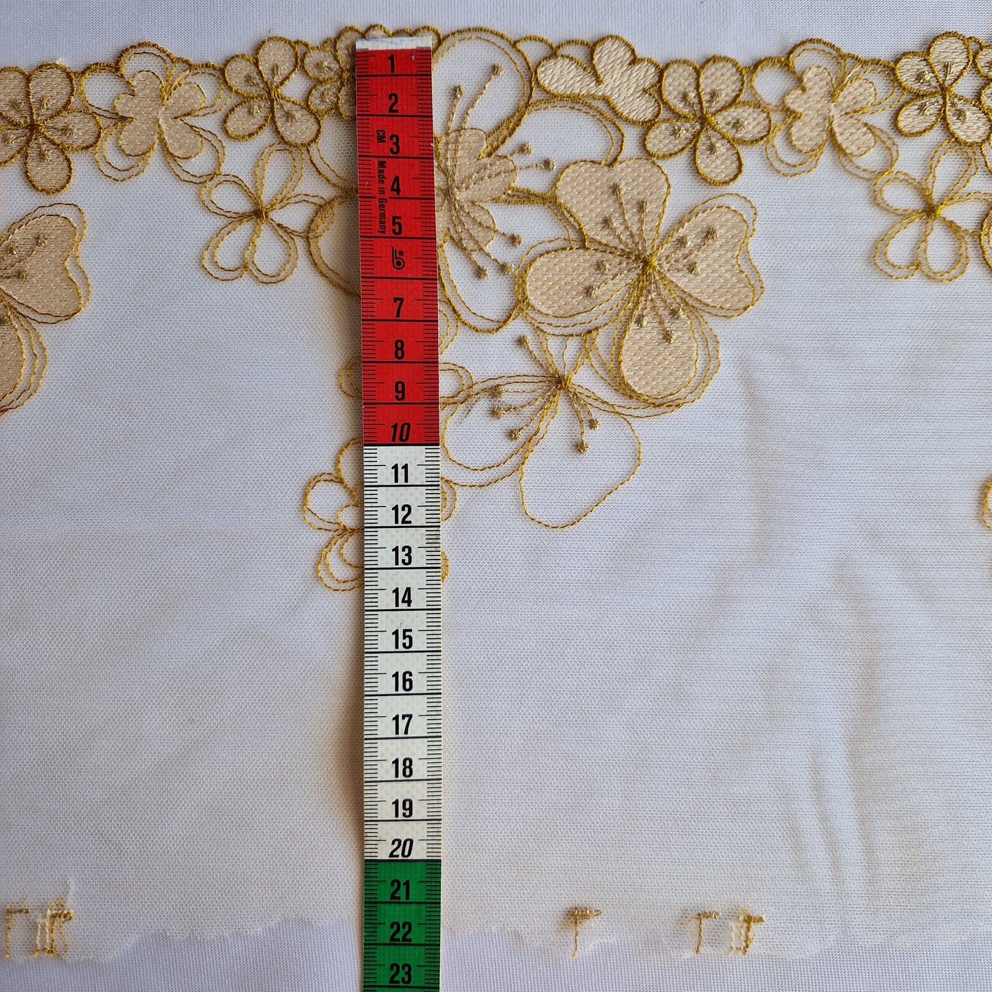 2025-51 wit tulekant met ivoor bloemen omrand met goudbruin met accenten in goudkleurig lurexdraad