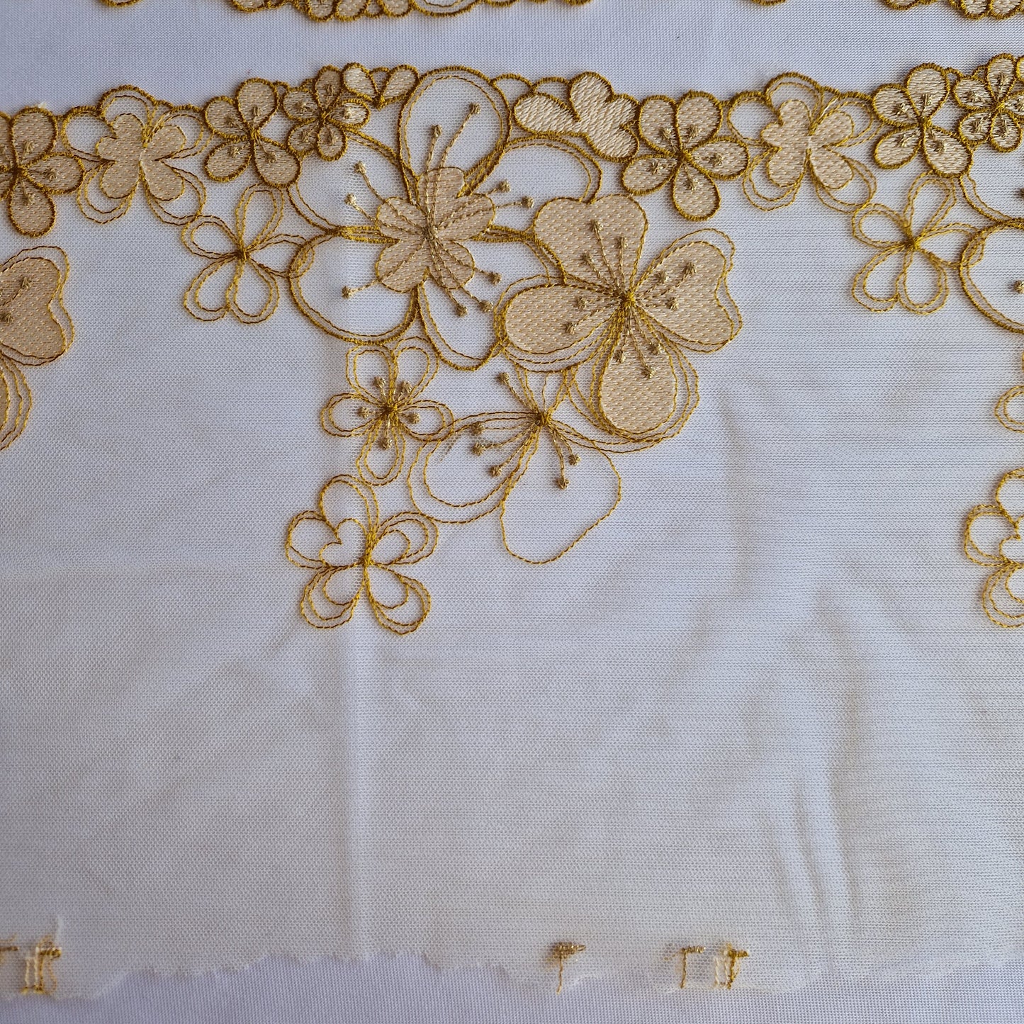 2025-51 wit tulekant met ivoor bloemen omrand met goudbruin met accenten in goudkleurig lurexdraad