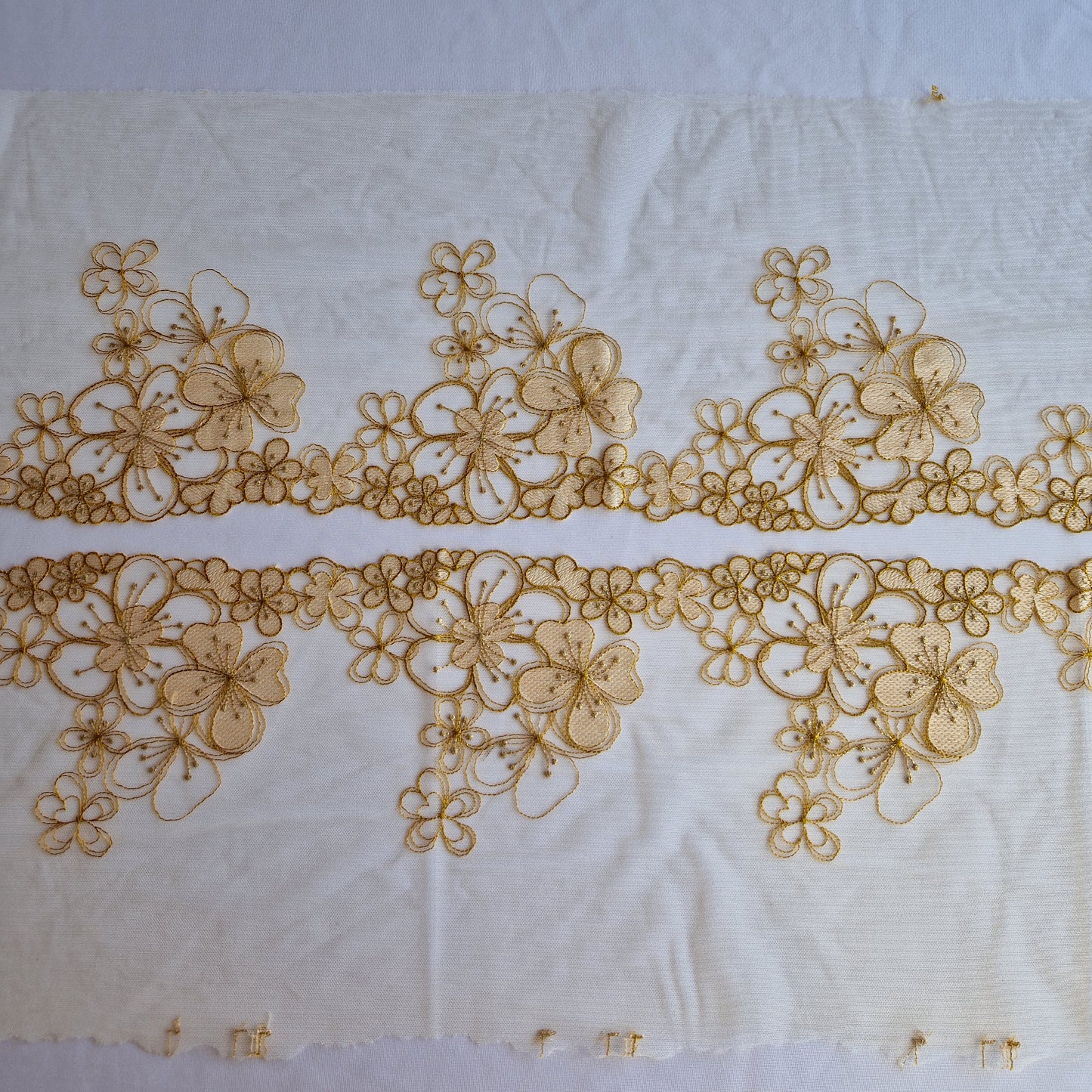 2025-51 wit tulekant met ivoor bloemen omrand met goudbruin met accenten in goudkleurig lurexdraad