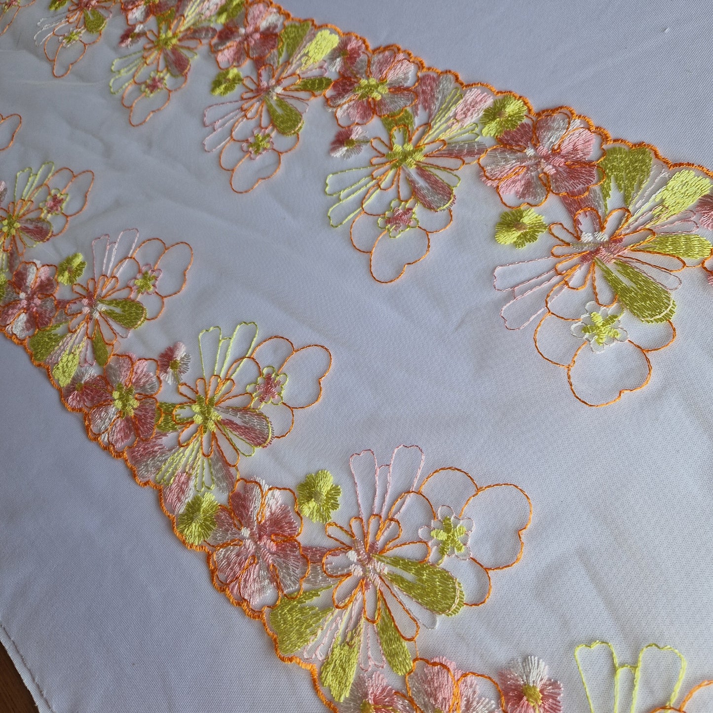2025-58 wit tulekant met bloemen in neongeel, oranje en roze