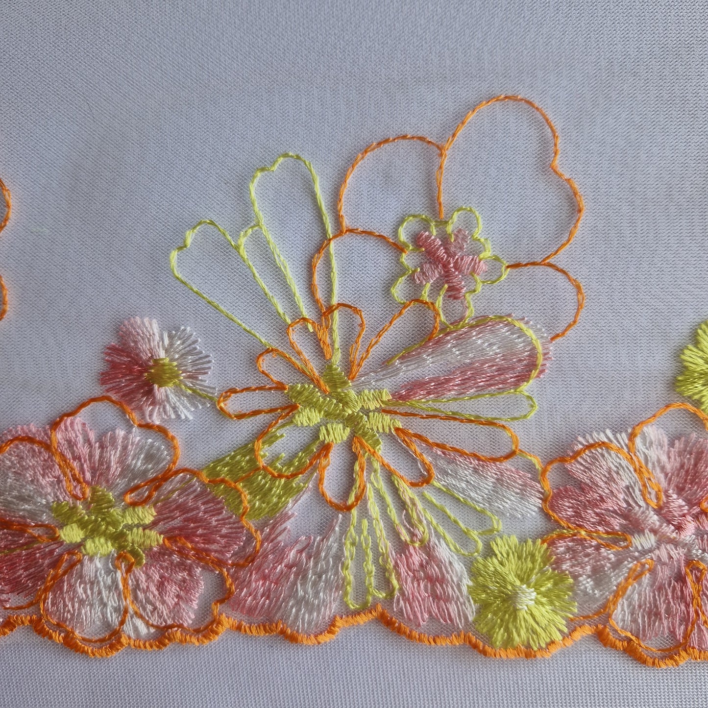 2025-58 wit tulekant met bloemen in neongeel, oranje en roze