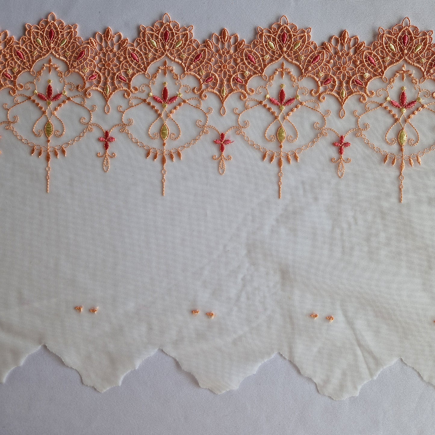2025-59 wit tulekant met broderie rand in pastel oranje