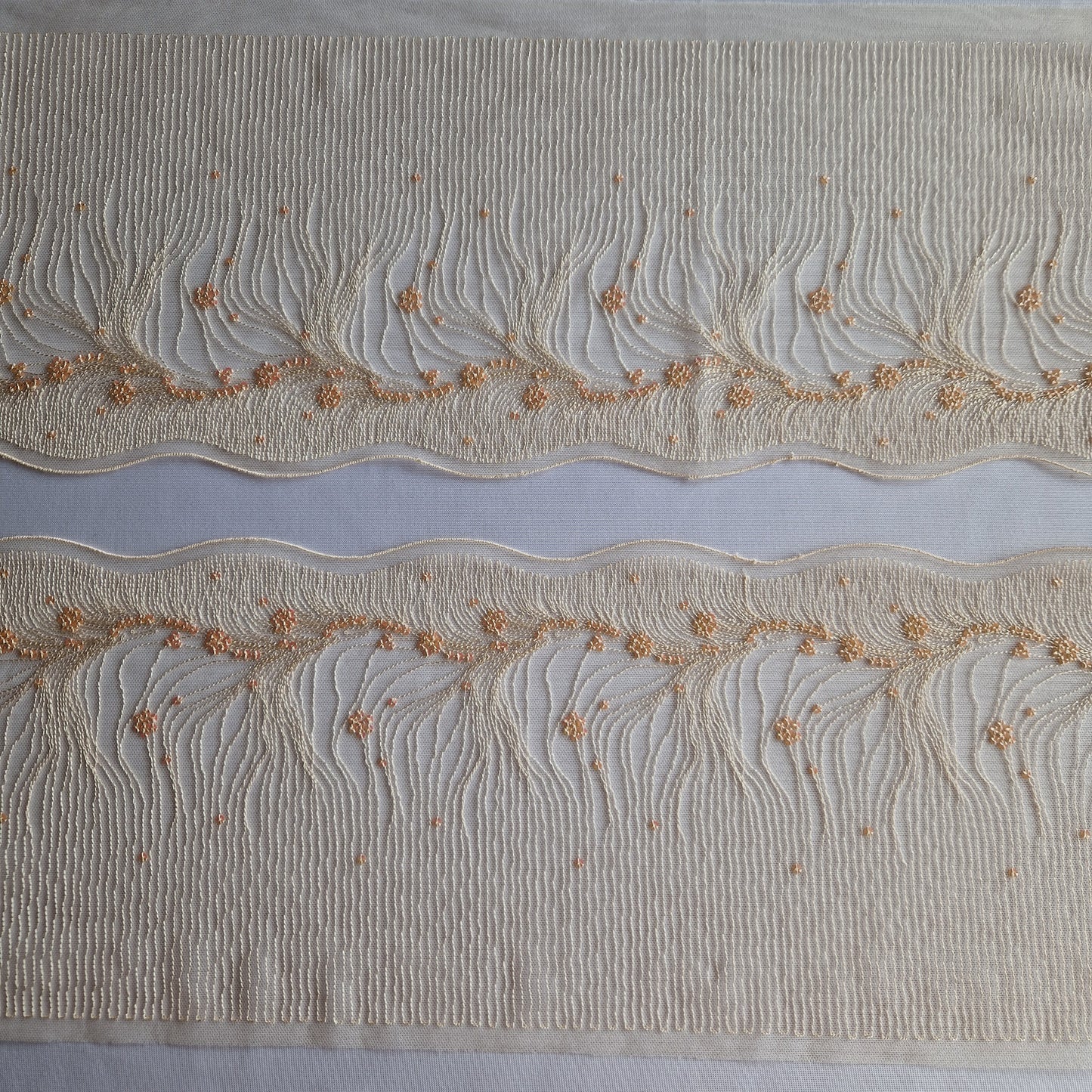 2025-63 licht peach tulekant met fantasie borduursel voorzien van iriserende pailletten