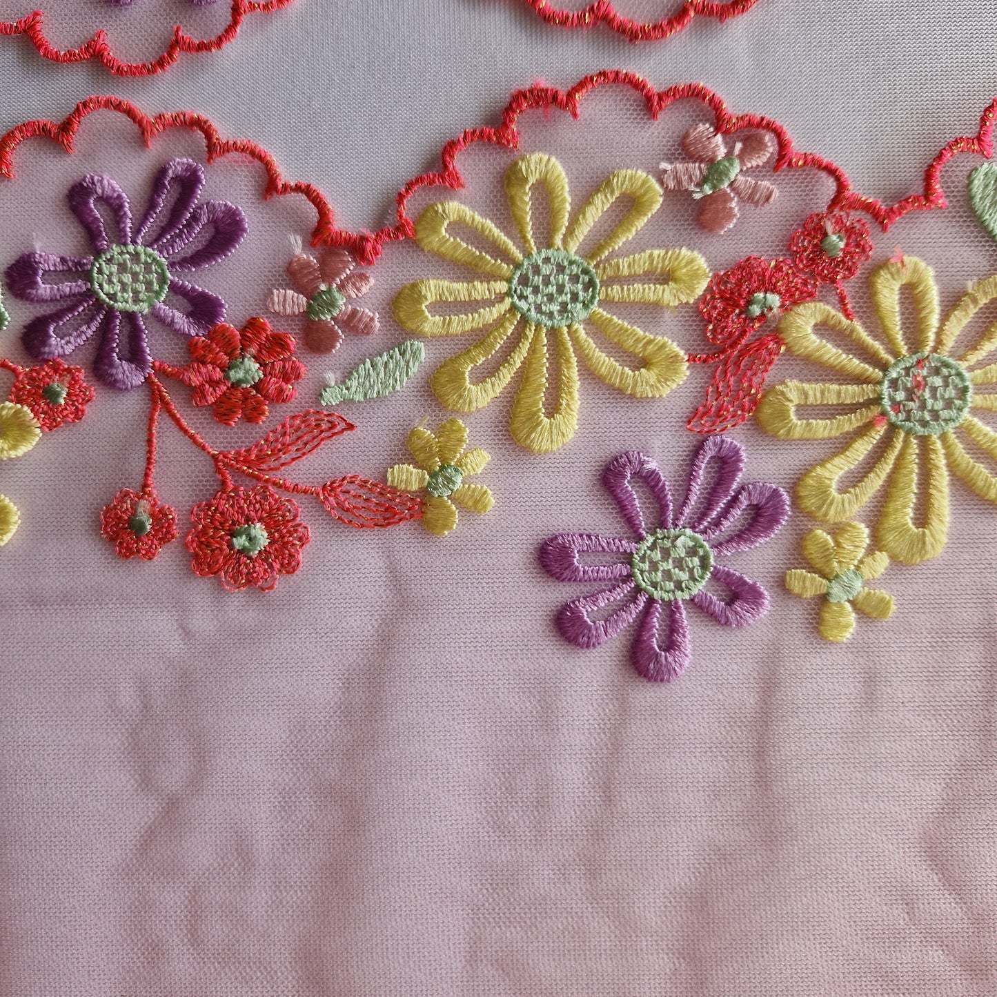 2025-66 roze tulekant met chrysanten in pastelkleuren voorzien van goudkleurig lurex draad