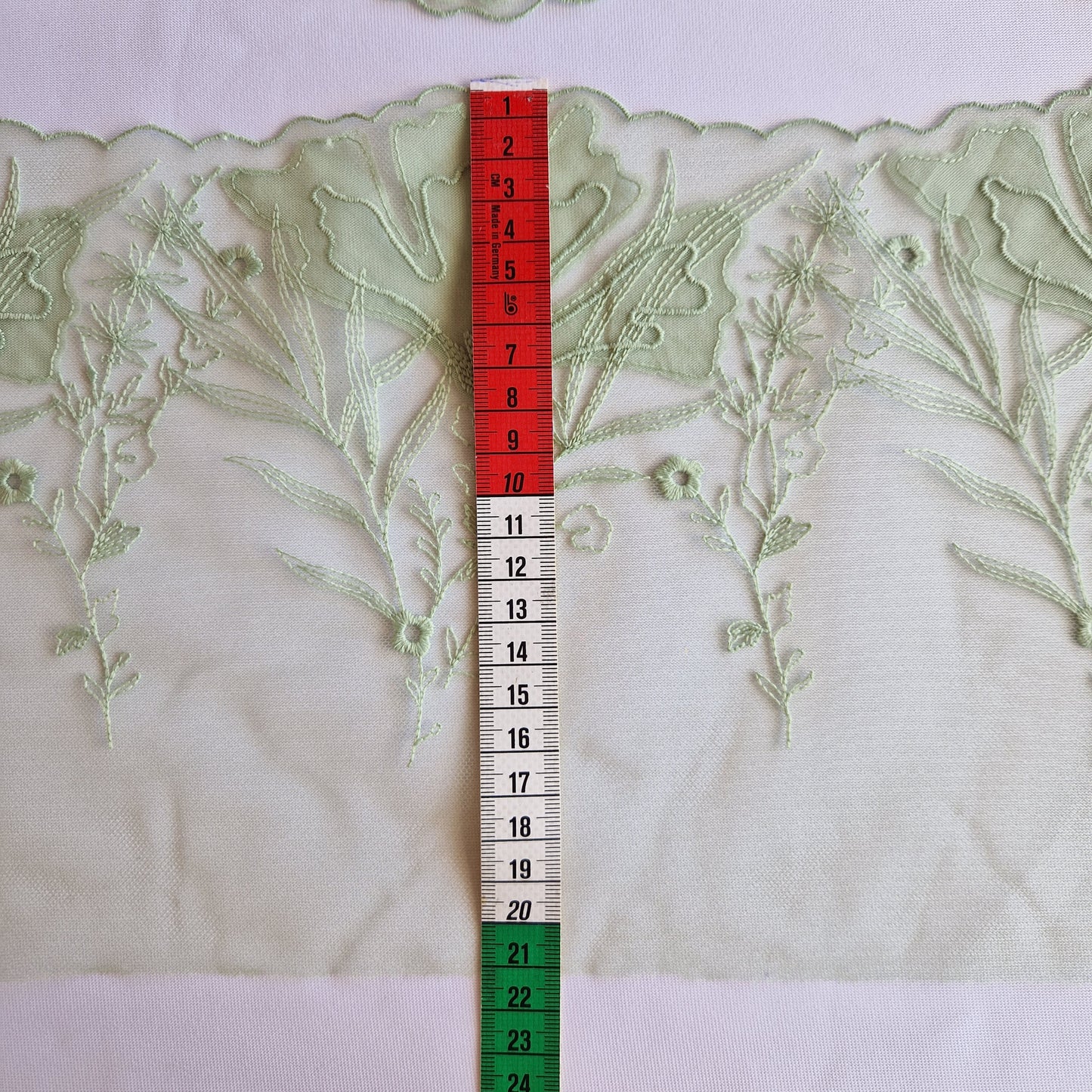 2025-68 seafoam groen tule kant met geappliqueerde tule bloemen