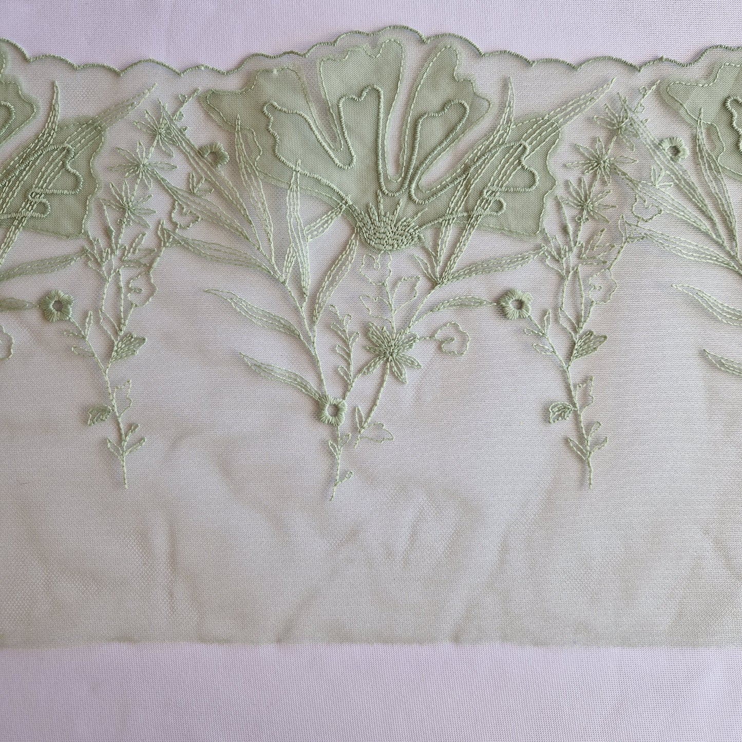 2025-68 seafoam groen tule kant met geappliqueerde tule bloemen