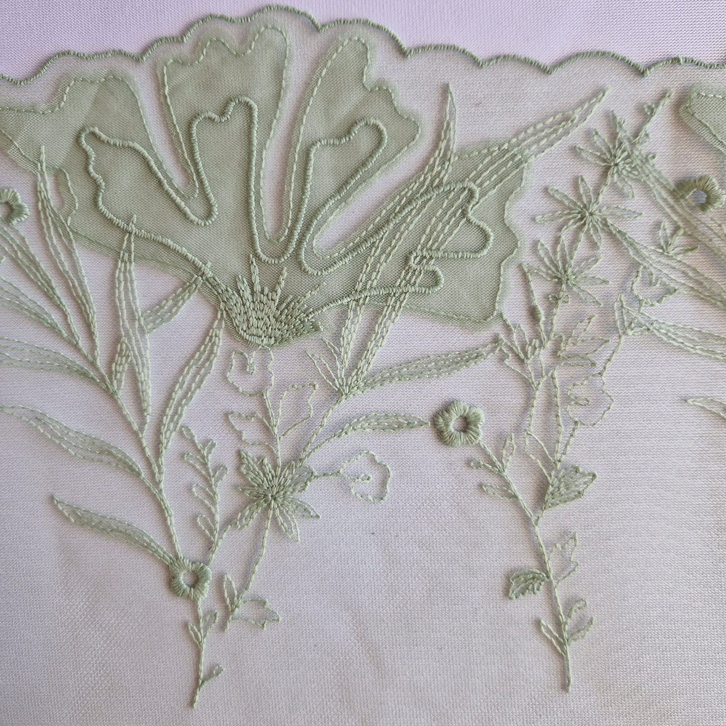 2025-68 seafoam groen tule kant met geappliqueerde tule bloemen