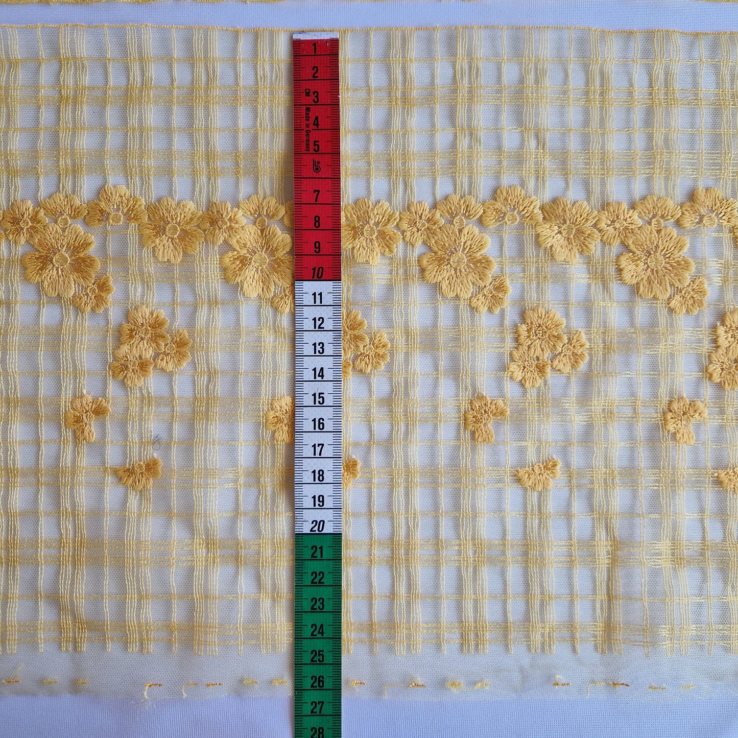 2025-69 mango geel tulekant met geborduurd ruitje en bloemetjes