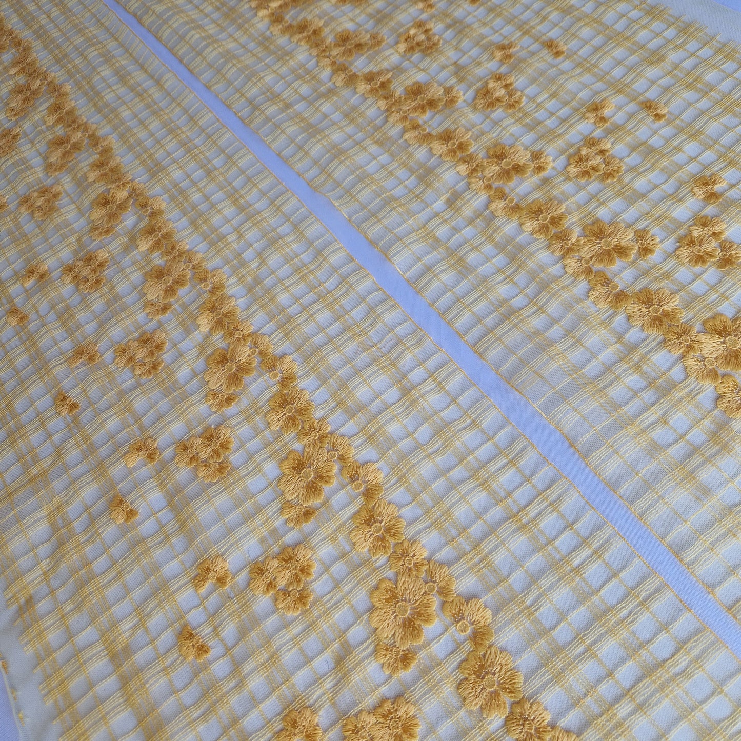 2025-69 mango geel tulekant met geborduurd ruitje en bloemetjes