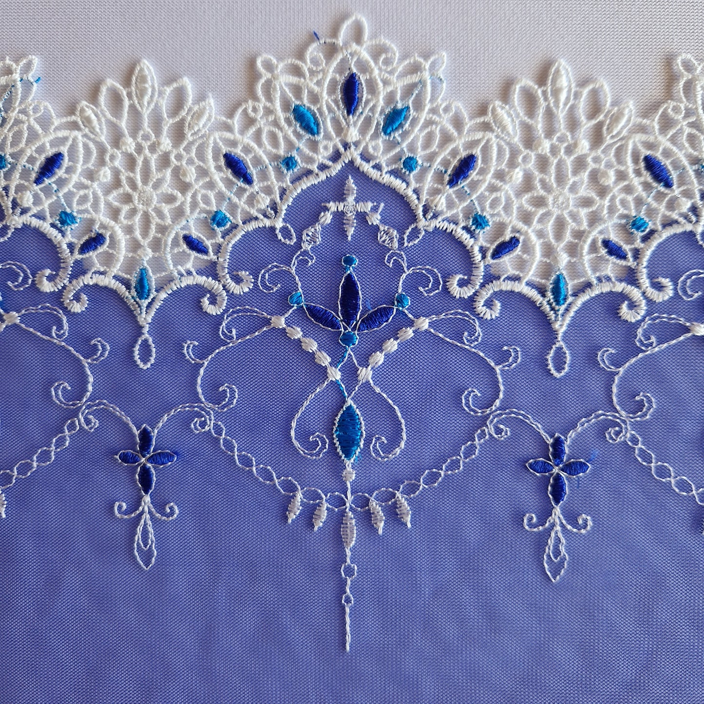 2025-59 kobaltblauw tulekant met broderie rand in wit