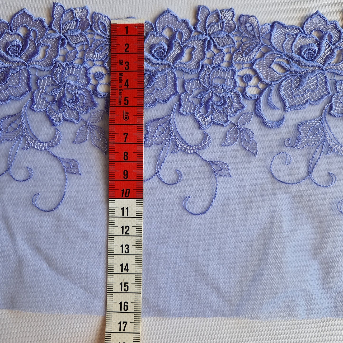 2025-72 lavendel paars tulekant met broderie rand van rozen