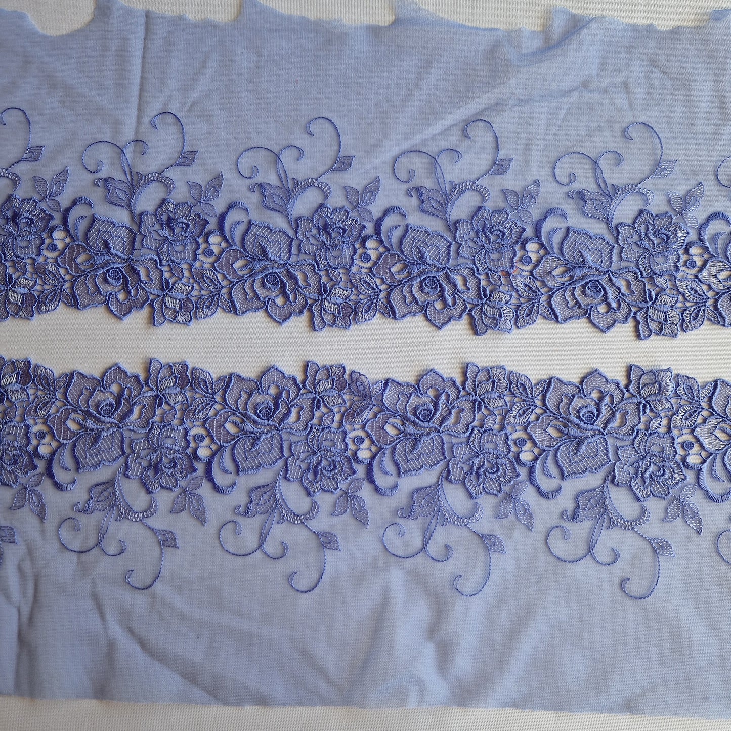 2025-72 lavendel paars tulekant met broderie rand van rozen