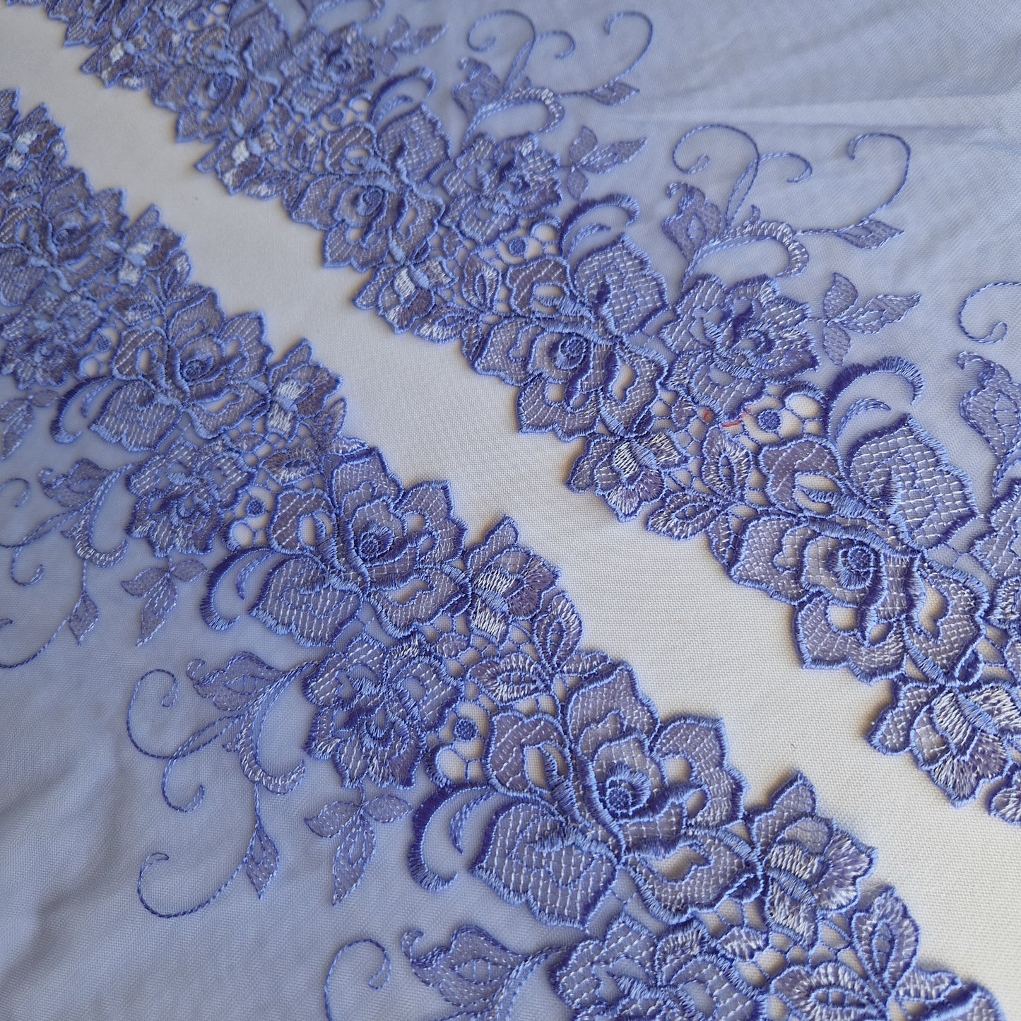 2025-72 lavendel paars tulekant met broderie rand van rozen