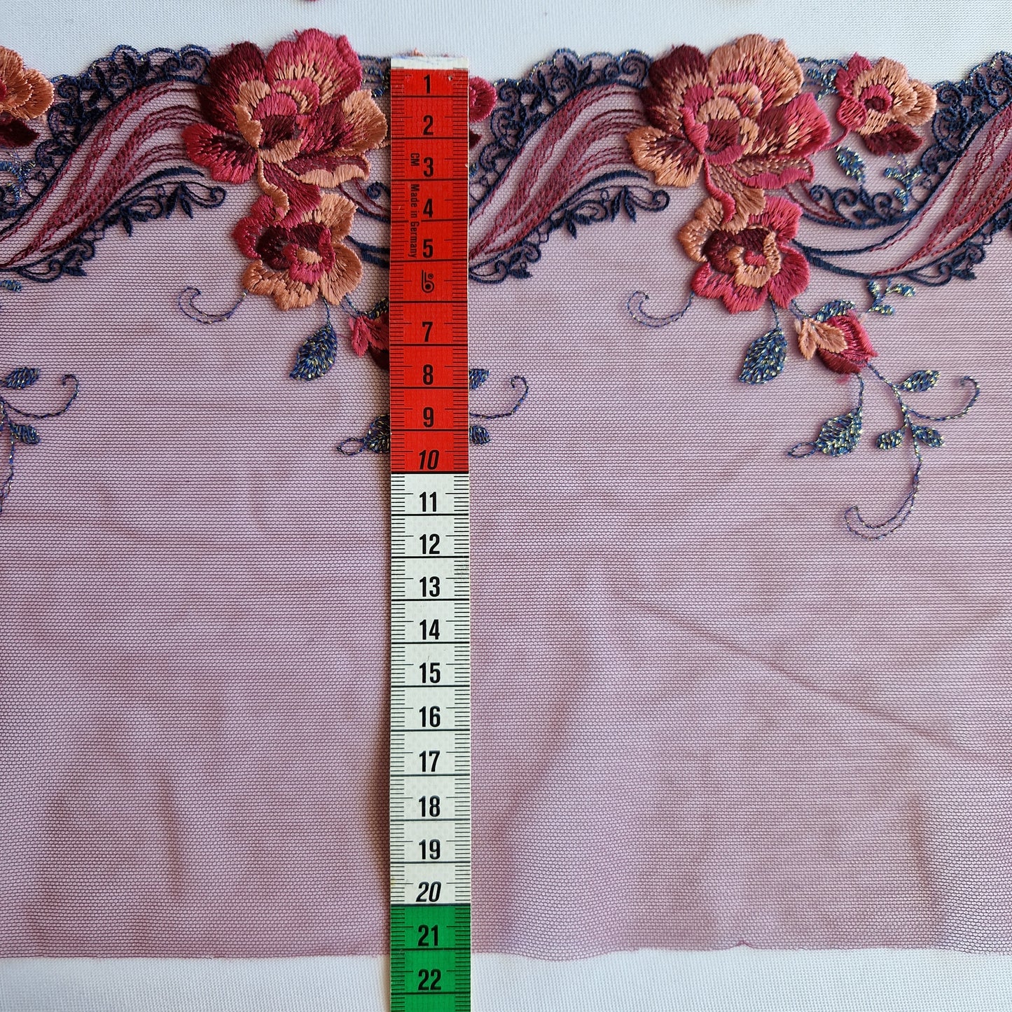 2025-74 Bordeaux tulekant met roosjes voorzien van goudkleurig lurex draad