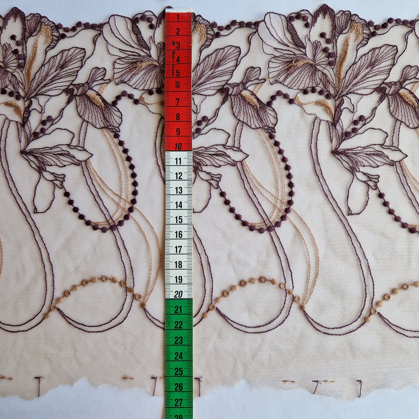 2025-75 beige-bruin tulekant met "lijntekening" van lelies in bruintinten