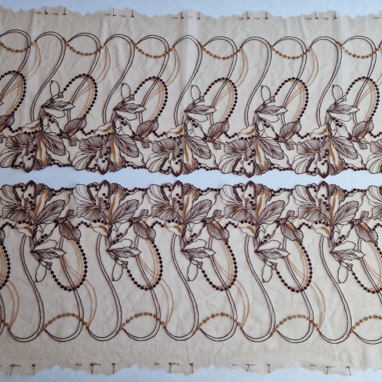 2025-75 beige-bruin tulekant met "lijntekening" van lelies in bruintinten