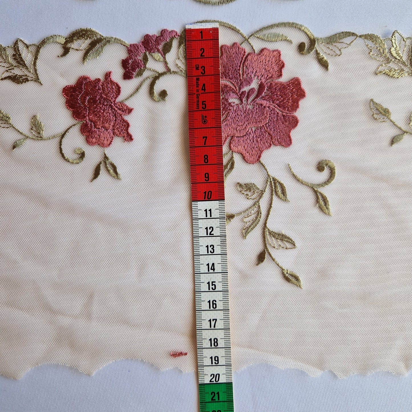 2025-76 beige tulekant met mauve kleurige bloemen