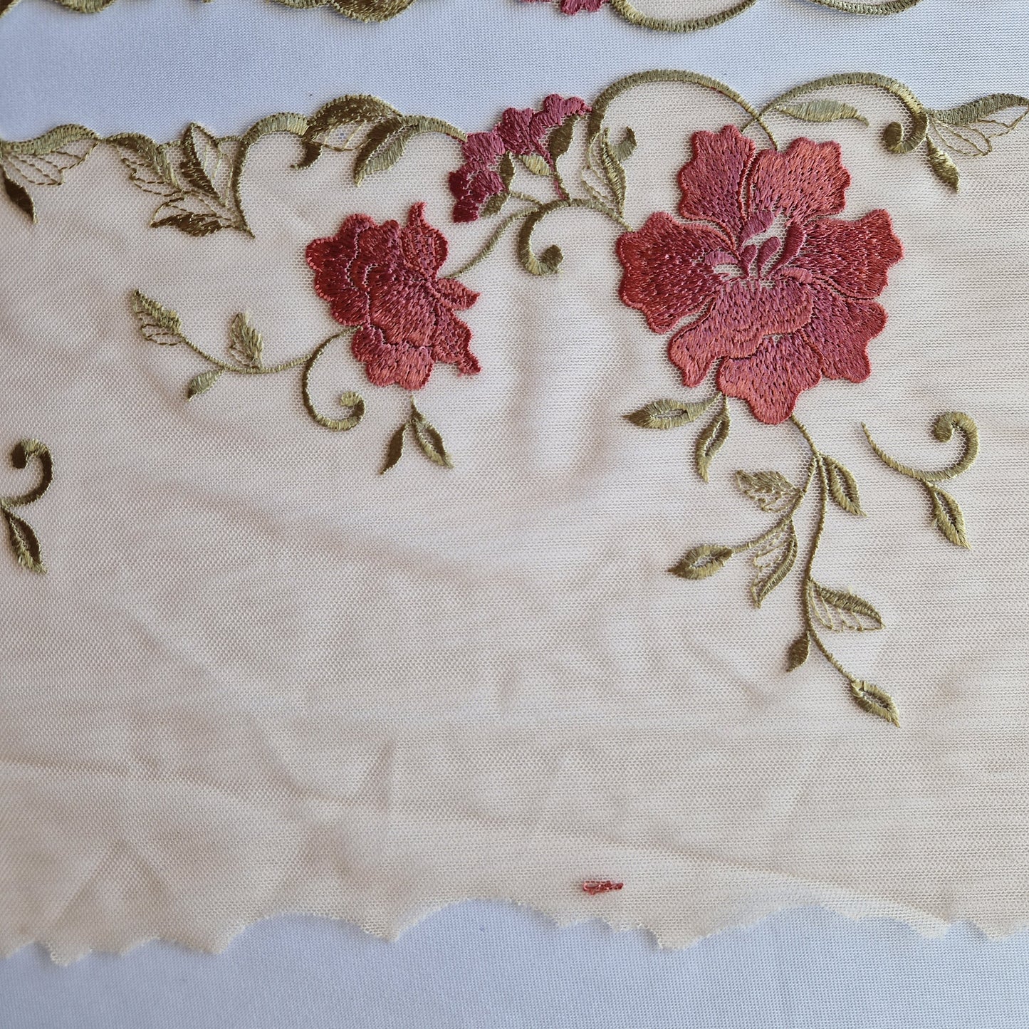 2025-76 beige tulekant met mauve kleurige bloemen