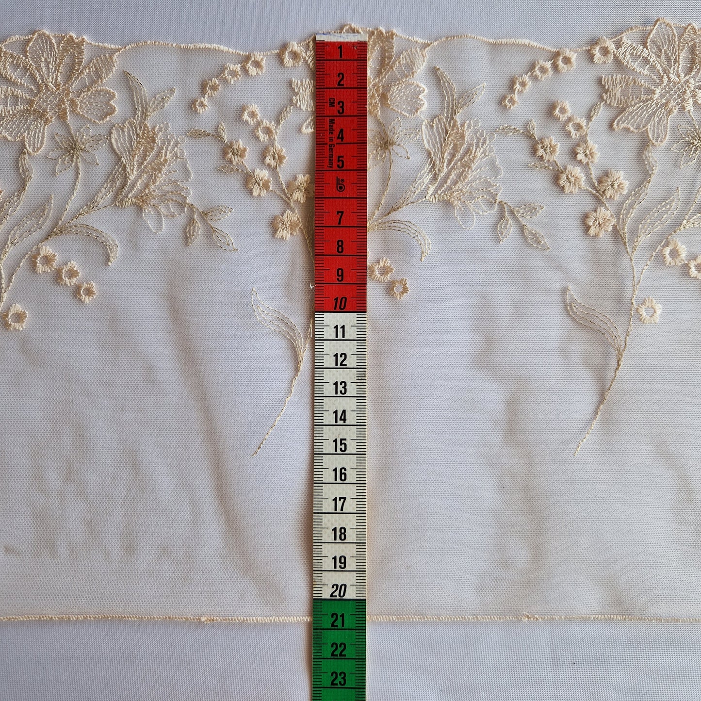 2025-77 skintone peach tulekant met veldbloemen voorzien van goudkleurige lurex draad