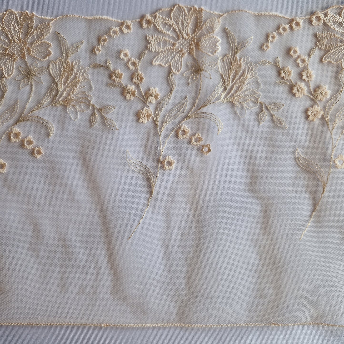 2025-77 skintone peach tulekant met veldbloemen voorzien van goudkleurige lurex draad