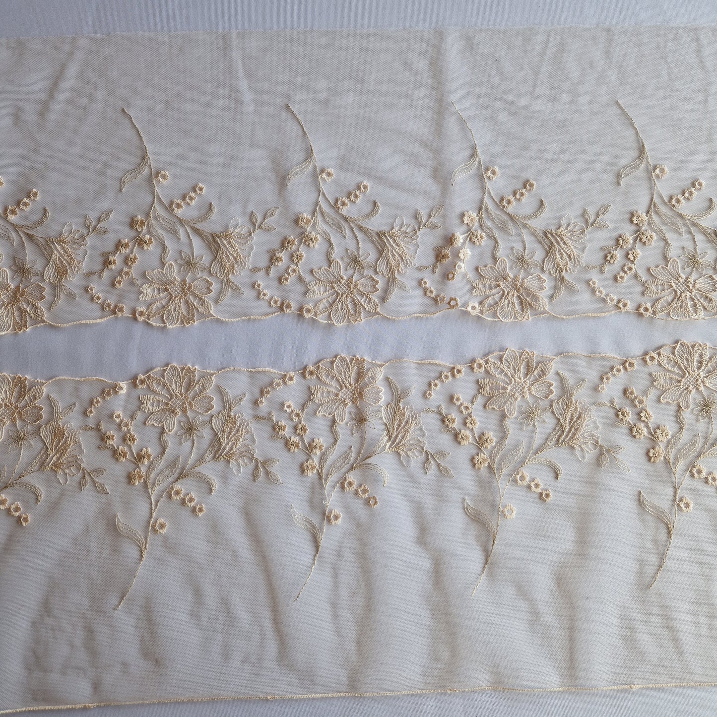 2025-77 skintone peach tulekant met veldbloemen voorzien van goudkleurige lurex draad