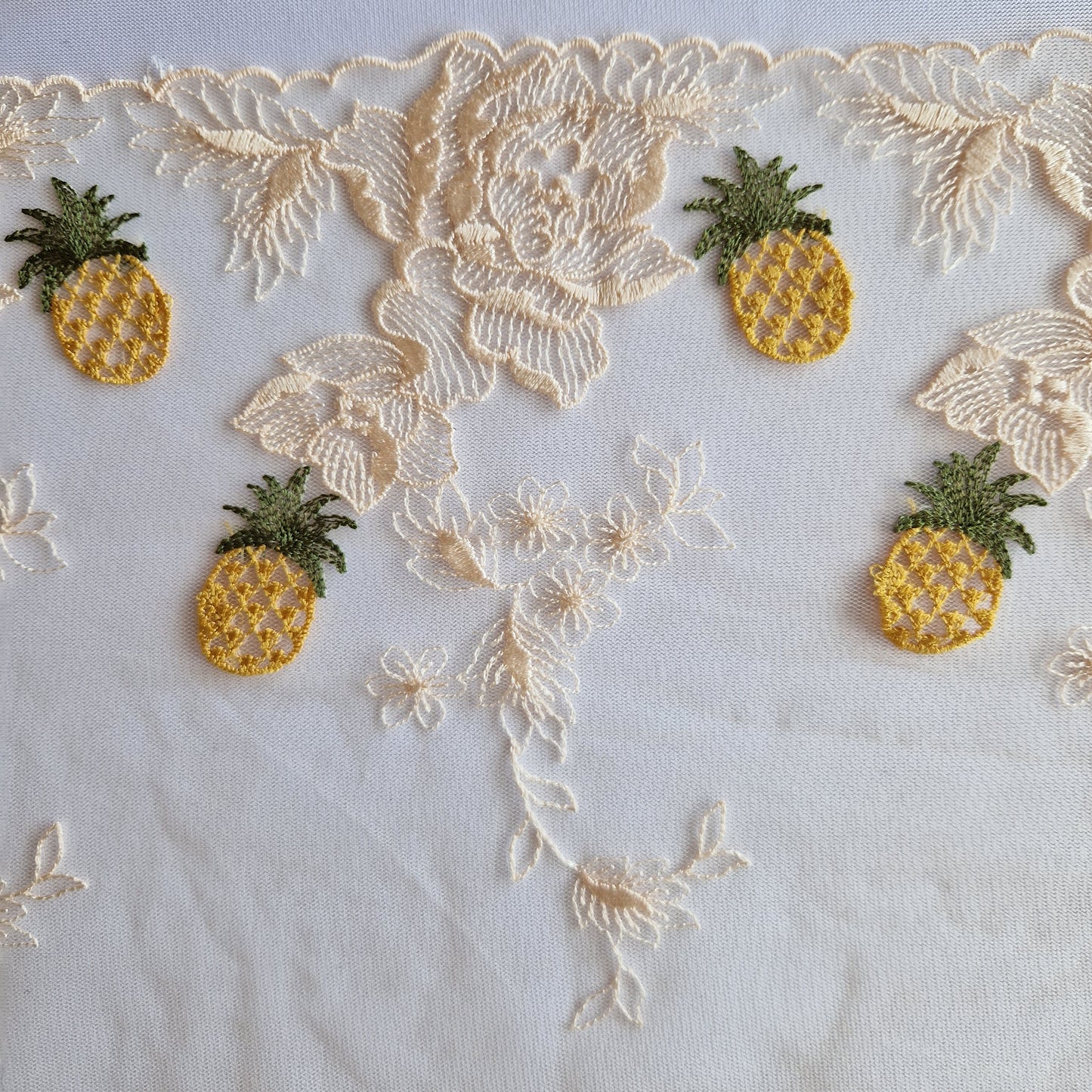 2025-78 beige tulekant met ananasjes