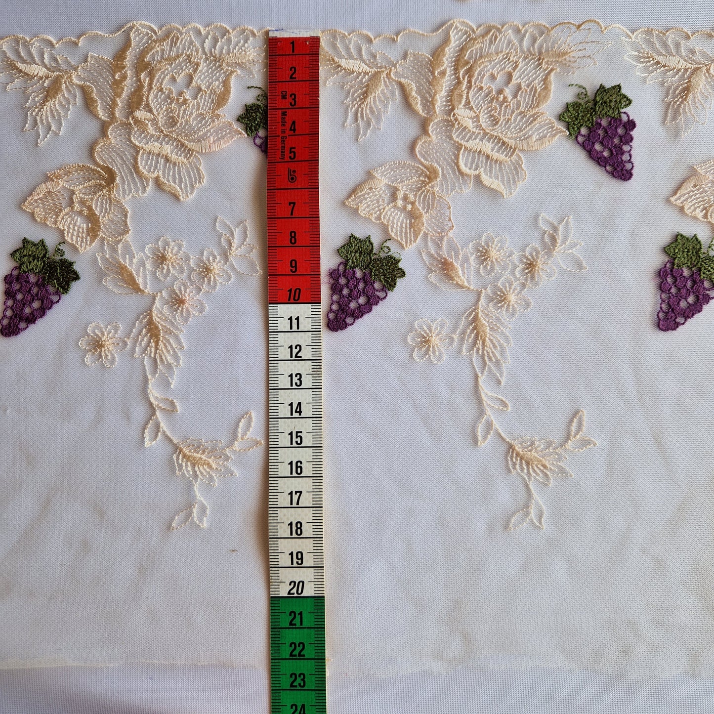 2025-79 beige tulekant met druiventrosjes