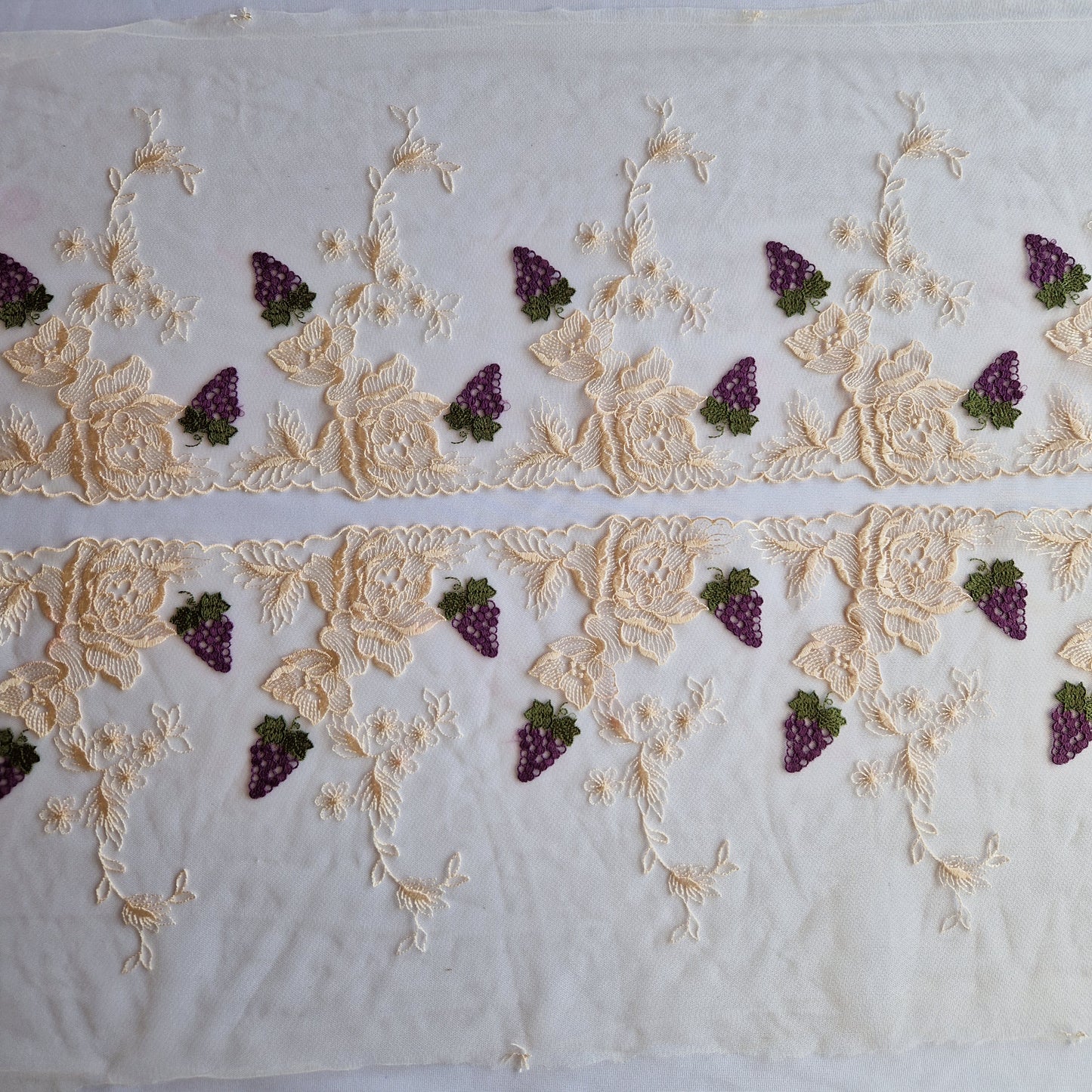 2025-79 beige tulekant met druiventrosjes