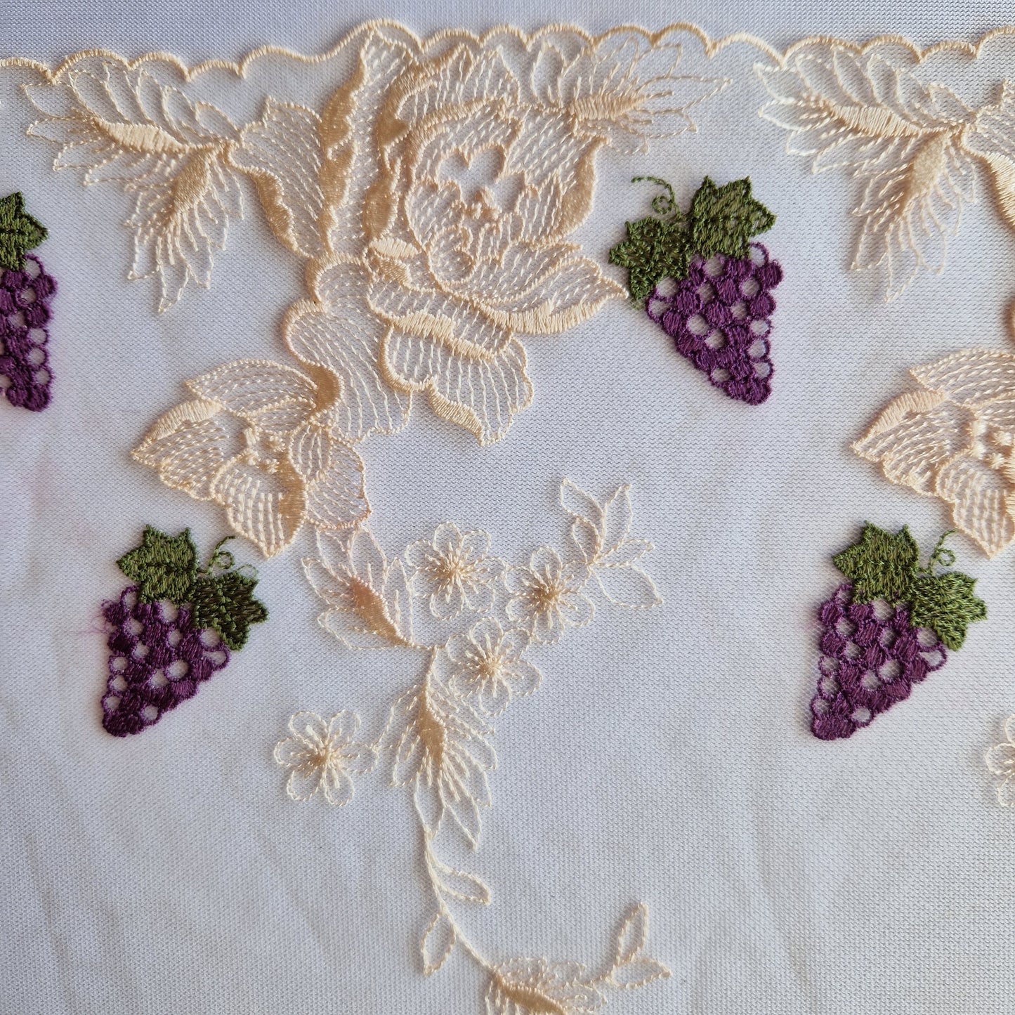 2025-79 beige tulekant met druiventrosjes