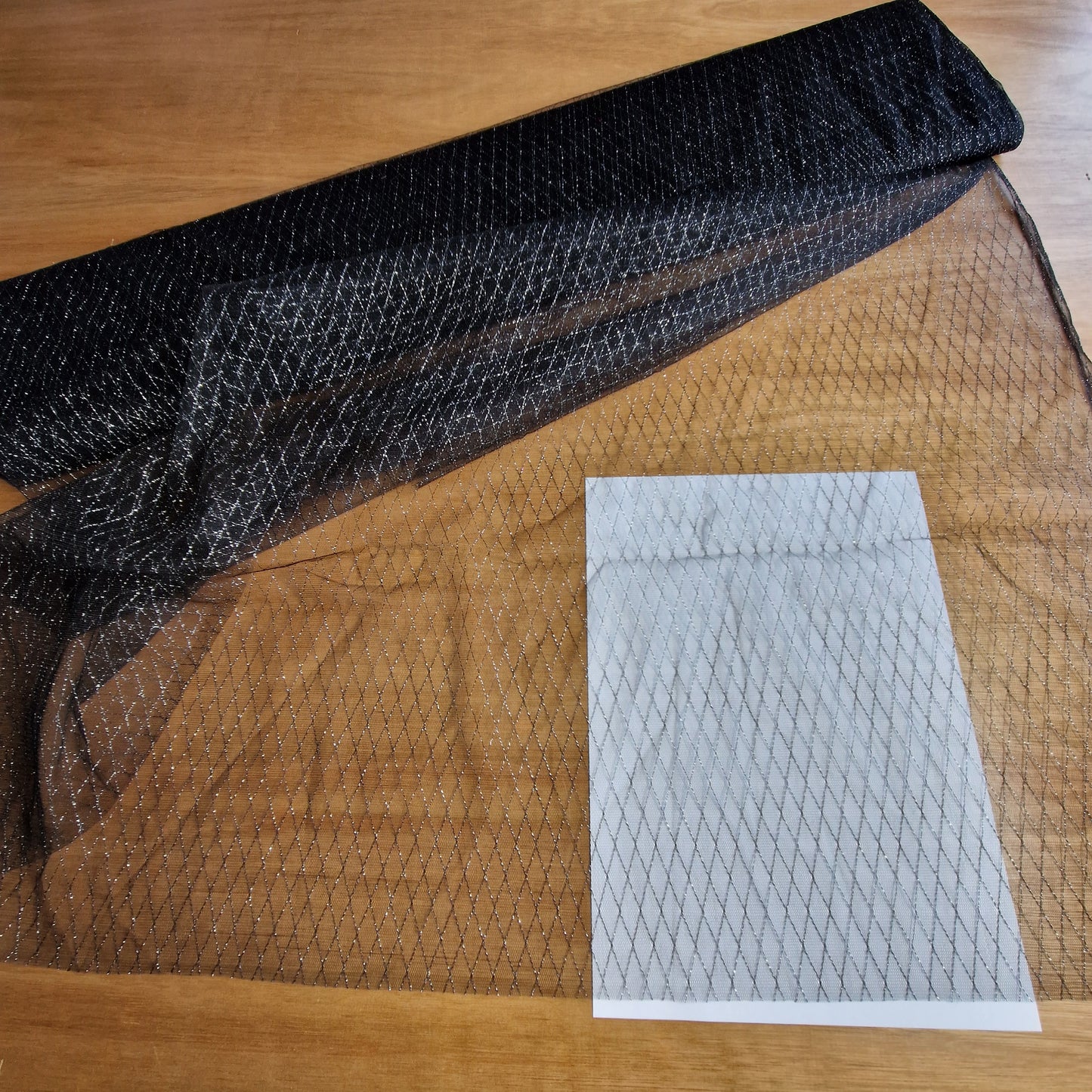 zwarte tule met wybertje in zilverkleurig lurex draad