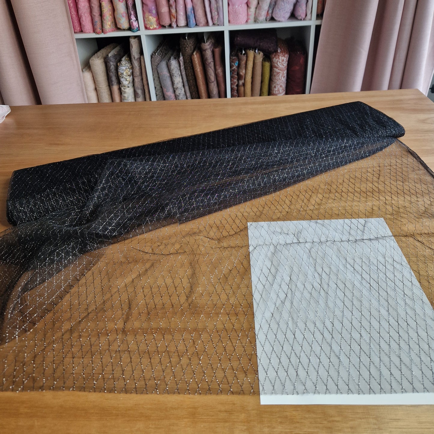 zwarte tule met wybertje in zilverkleurig lurex draad