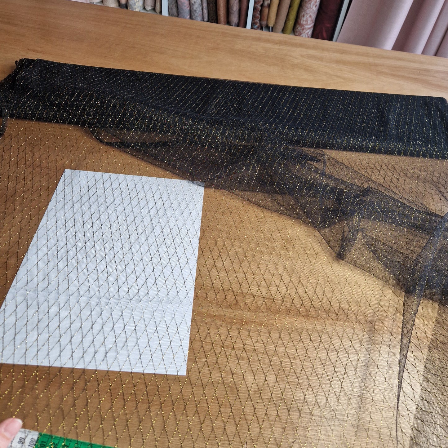 zwarte tule met wybertje in goudkleurig lurex draad