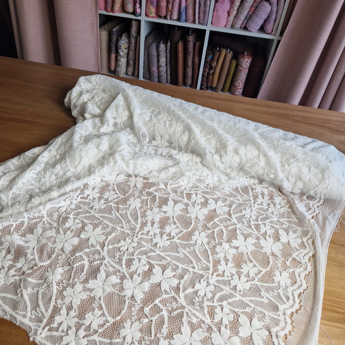 offwhite stretchkant met fluwelen bloemen