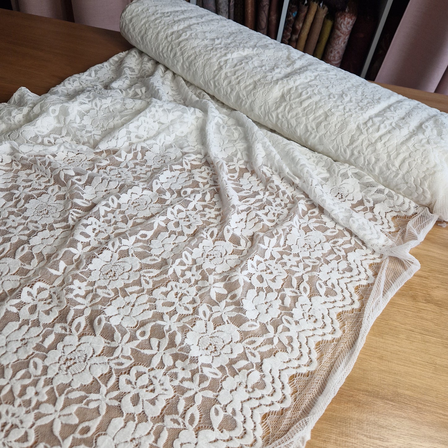 offwhite stretchkant met fluwelen rozen