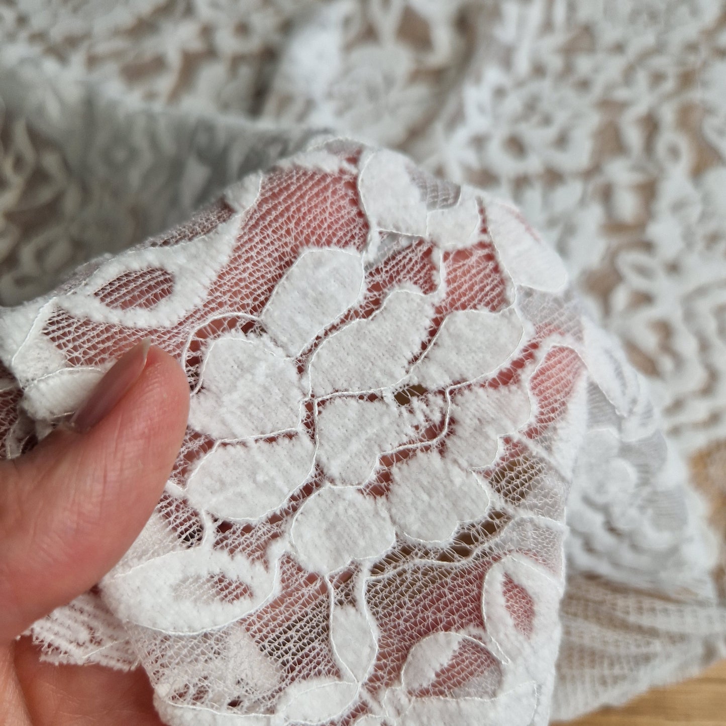 offwhite stretchkant met fluwelen rozen
