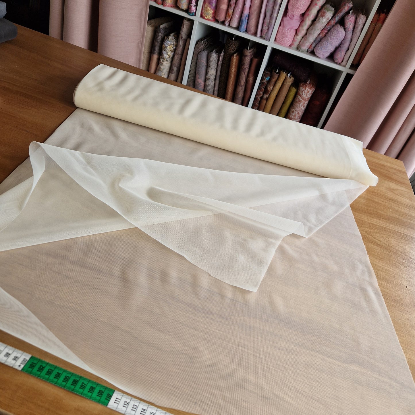 Crème kleurige, non stretch, transparante marquisette voering