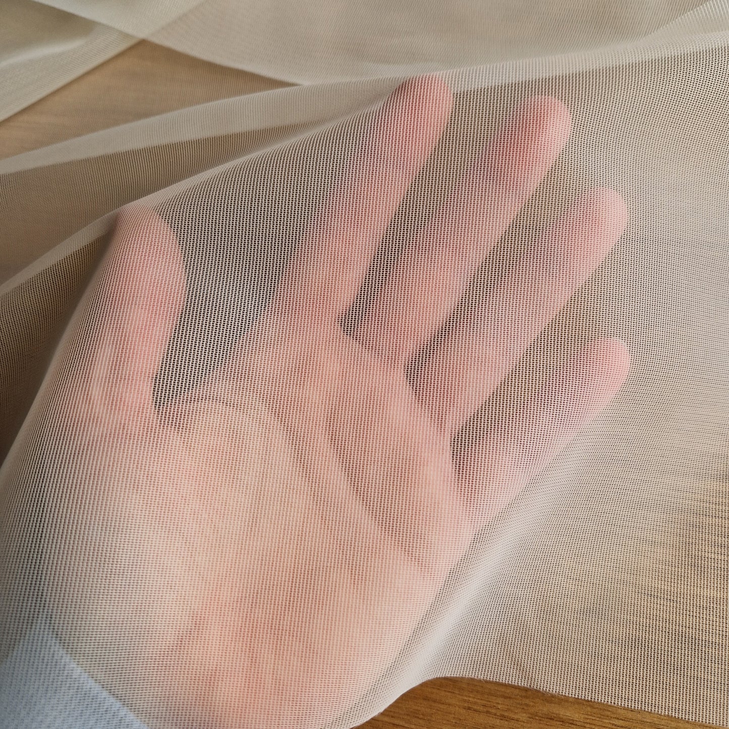 Crème kleurige, non stretch, transparante marquisette voering
