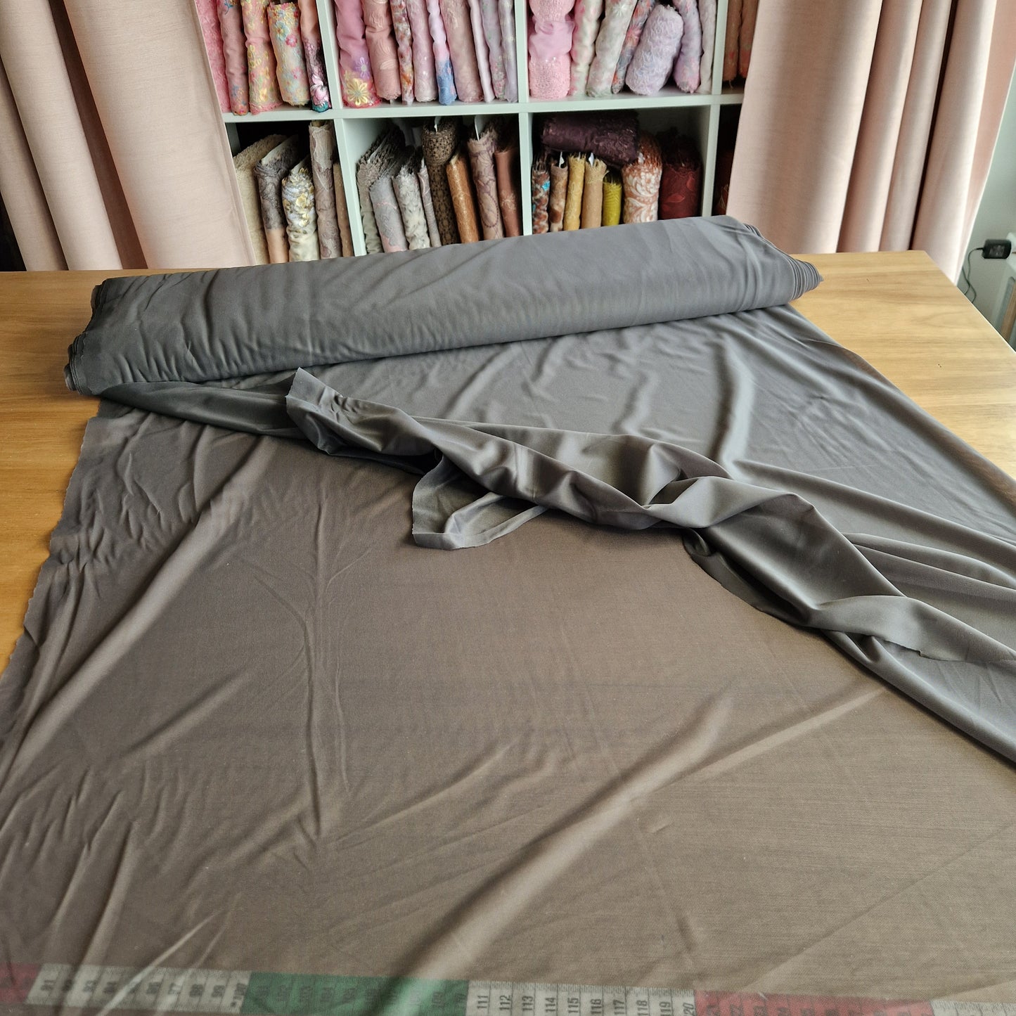 antracietgrijze, non stretch, transparante marquisette voering