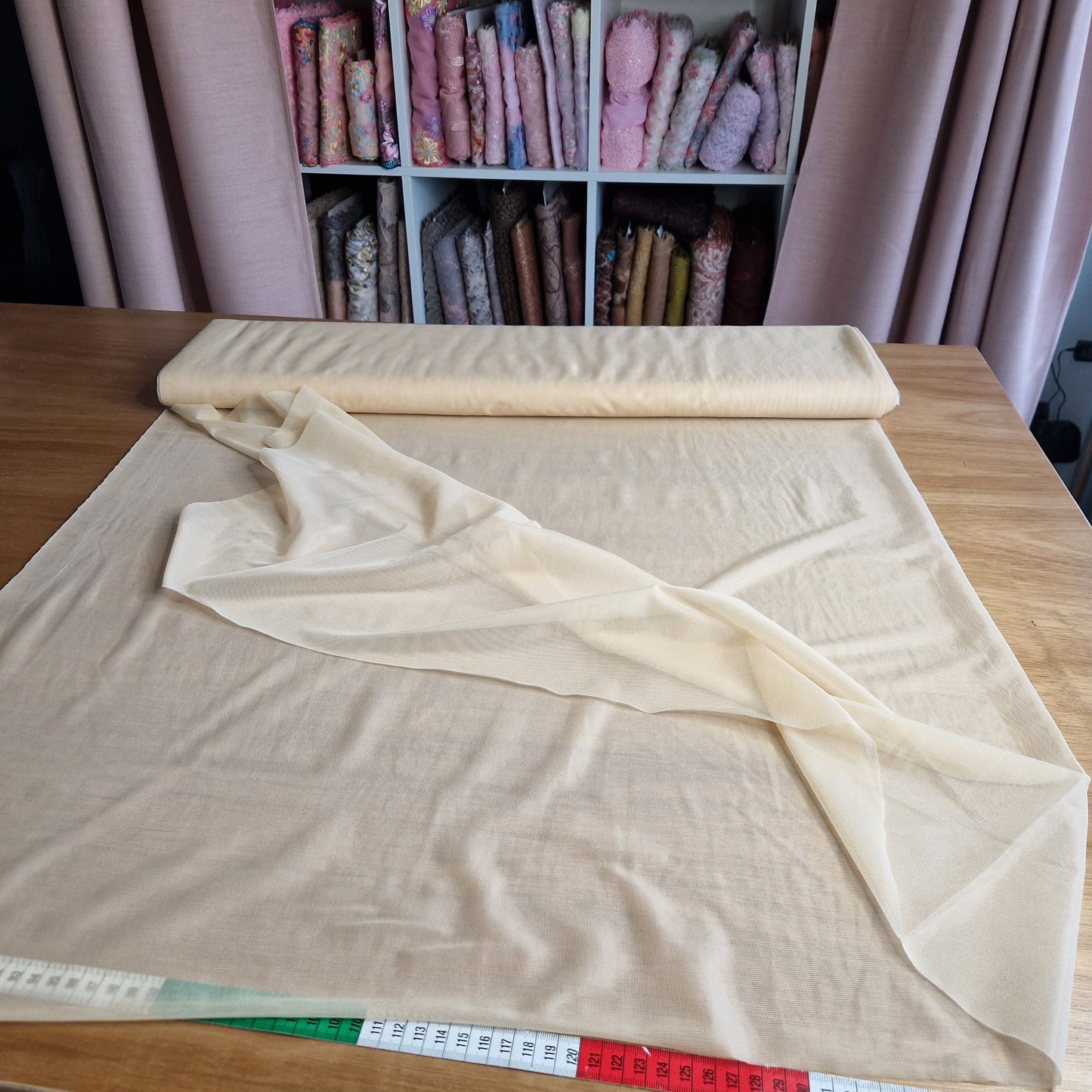 beige, non stretch, transparante marquisette voering