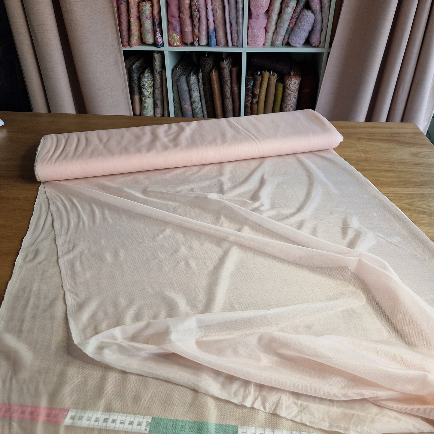 licht roze, non stretch, transparante marquisette voering