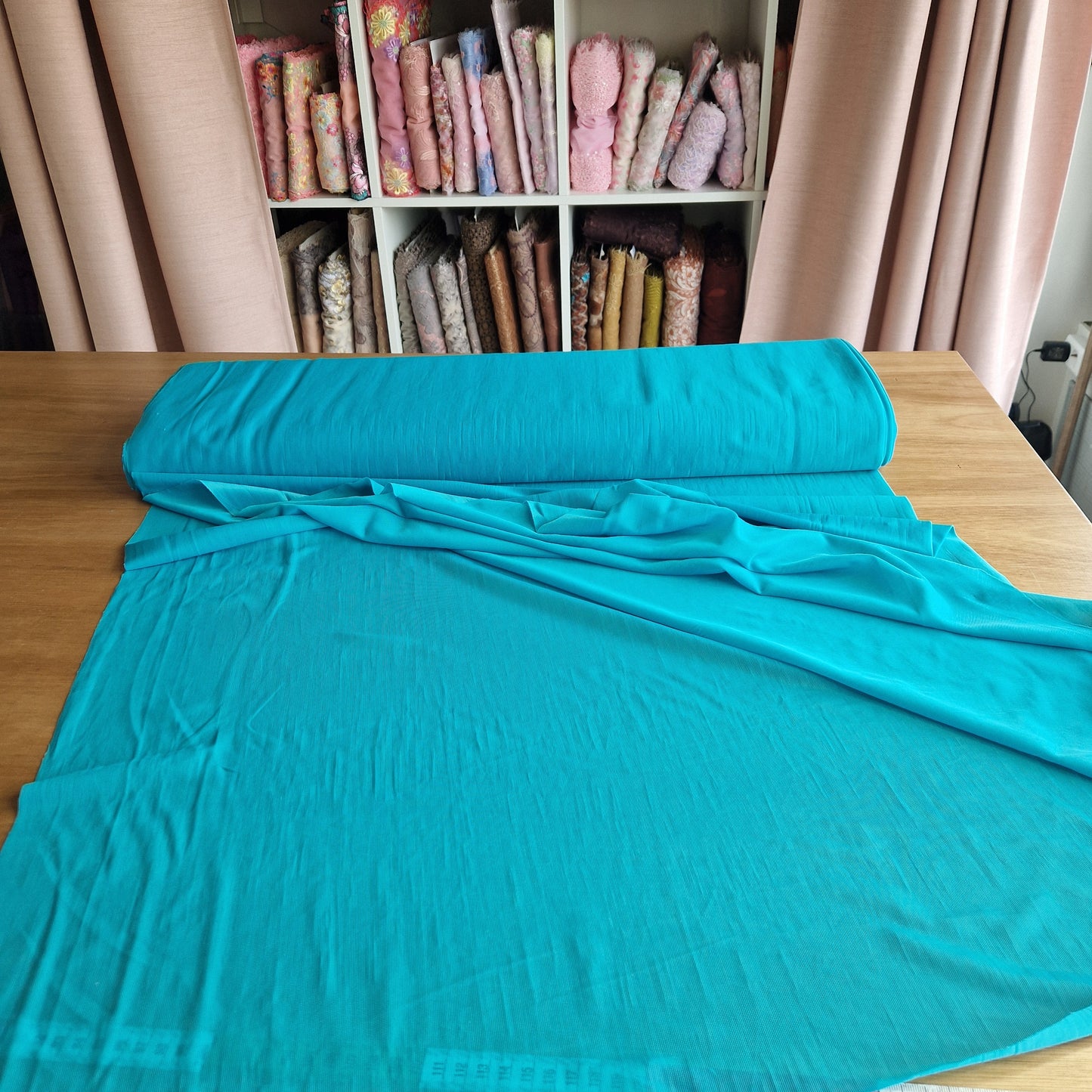 azuur blauw, non stretch, semi transparante marquisette voering