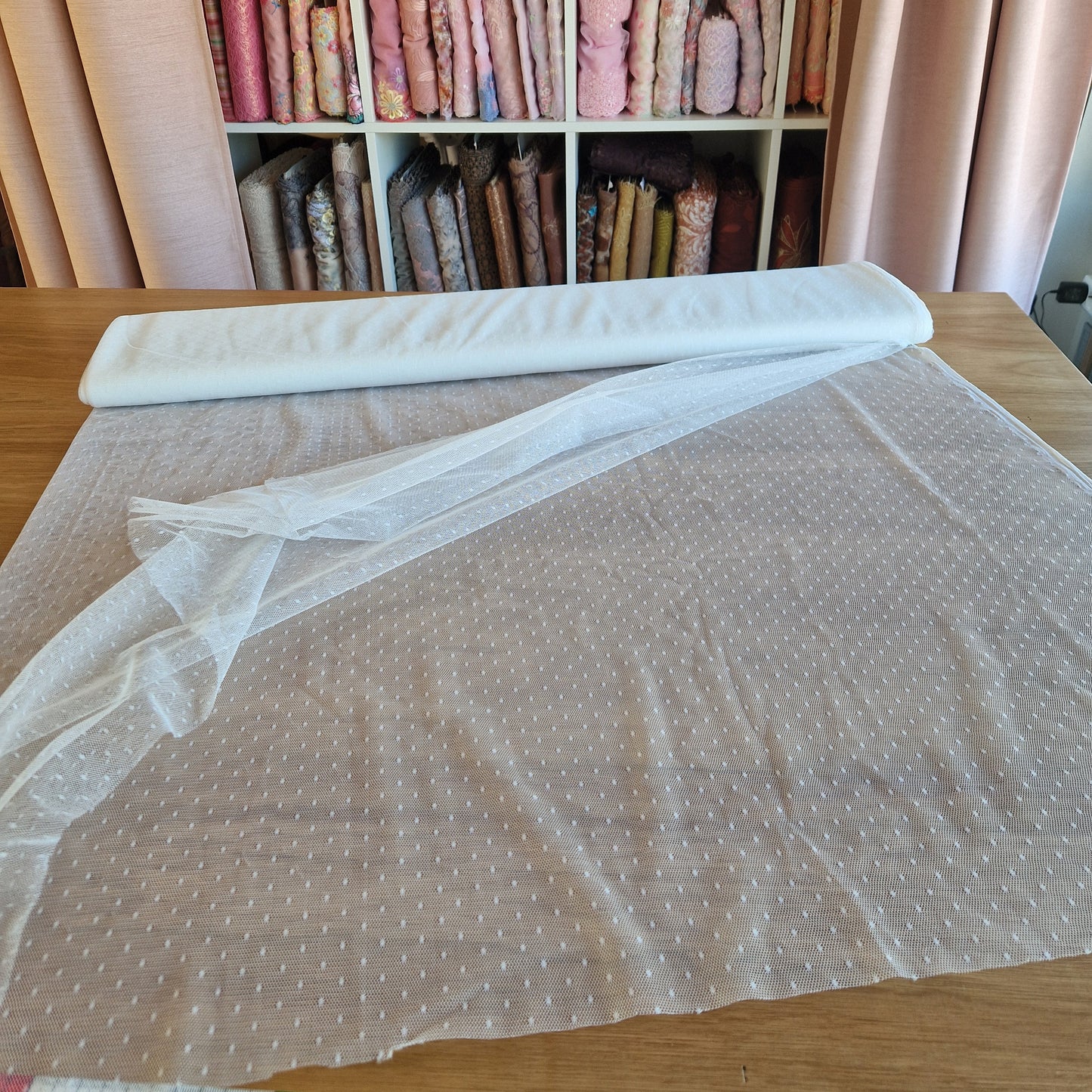 witte tule met ingeweven polka dotje