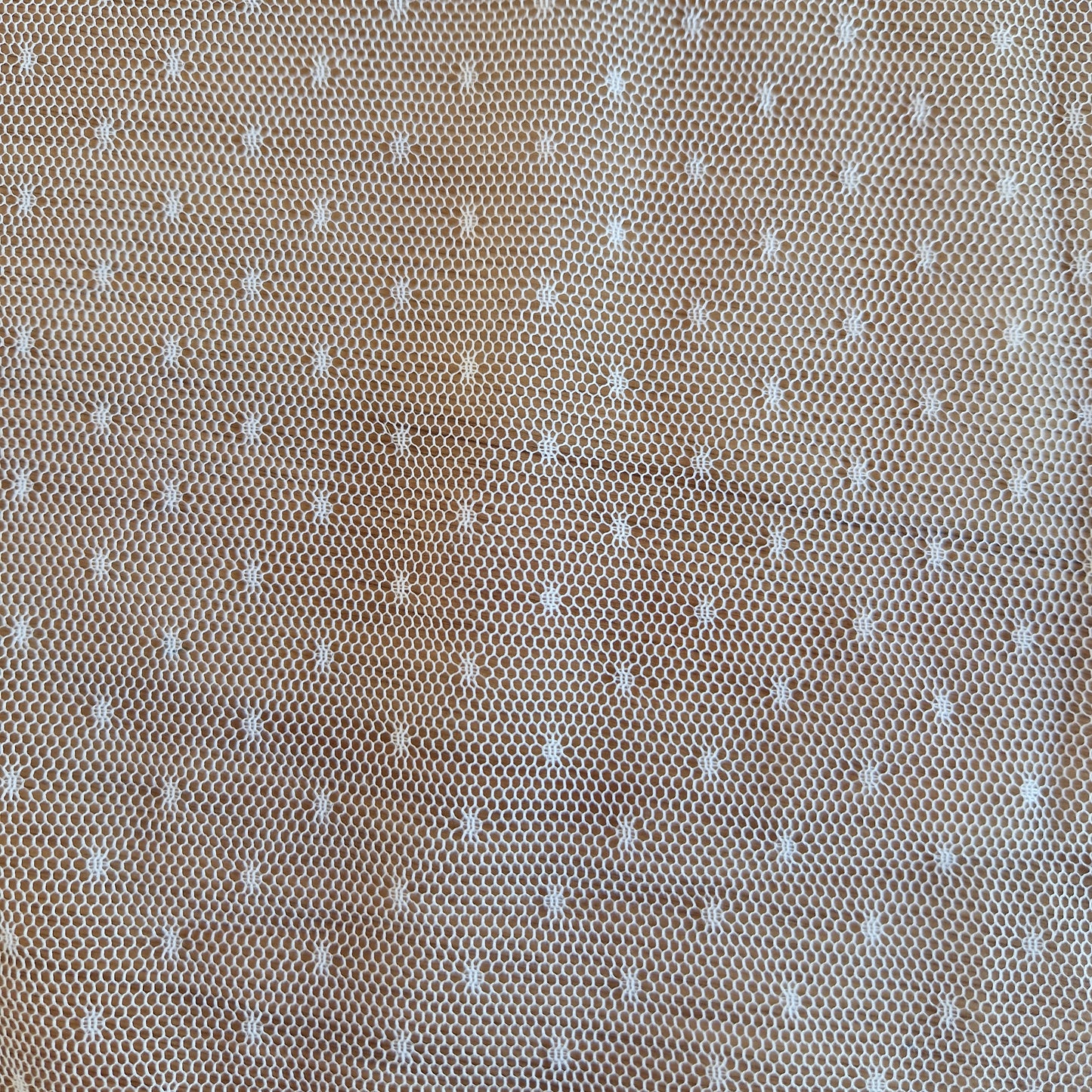 witte tule met ingeweven polka dotje