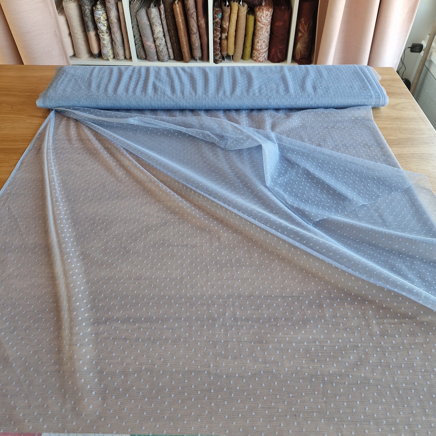 poederblauwe tule met ingeweven polka dotje
