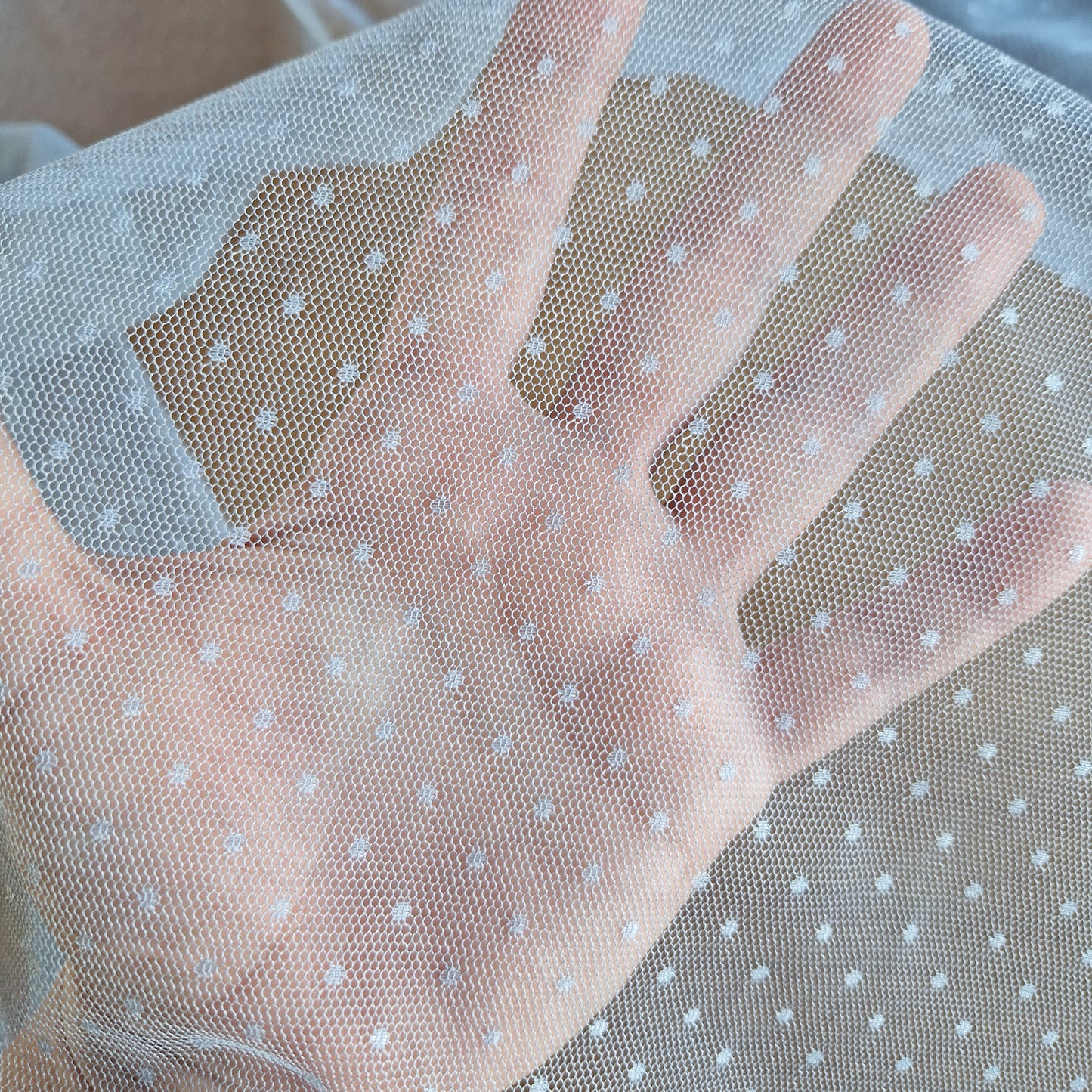 poederblauwe tule met ingeweven polka dotje
