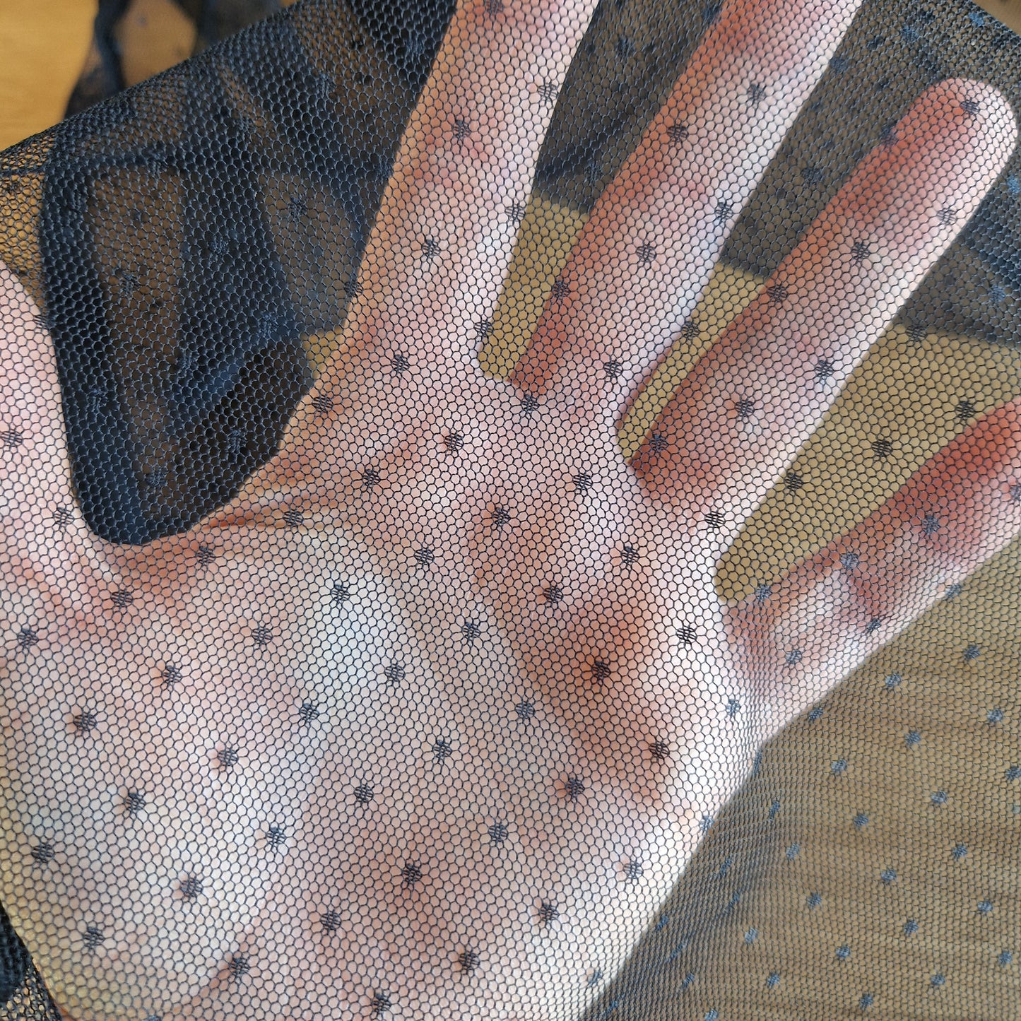 zwarte tule met ingeweven polka dotje