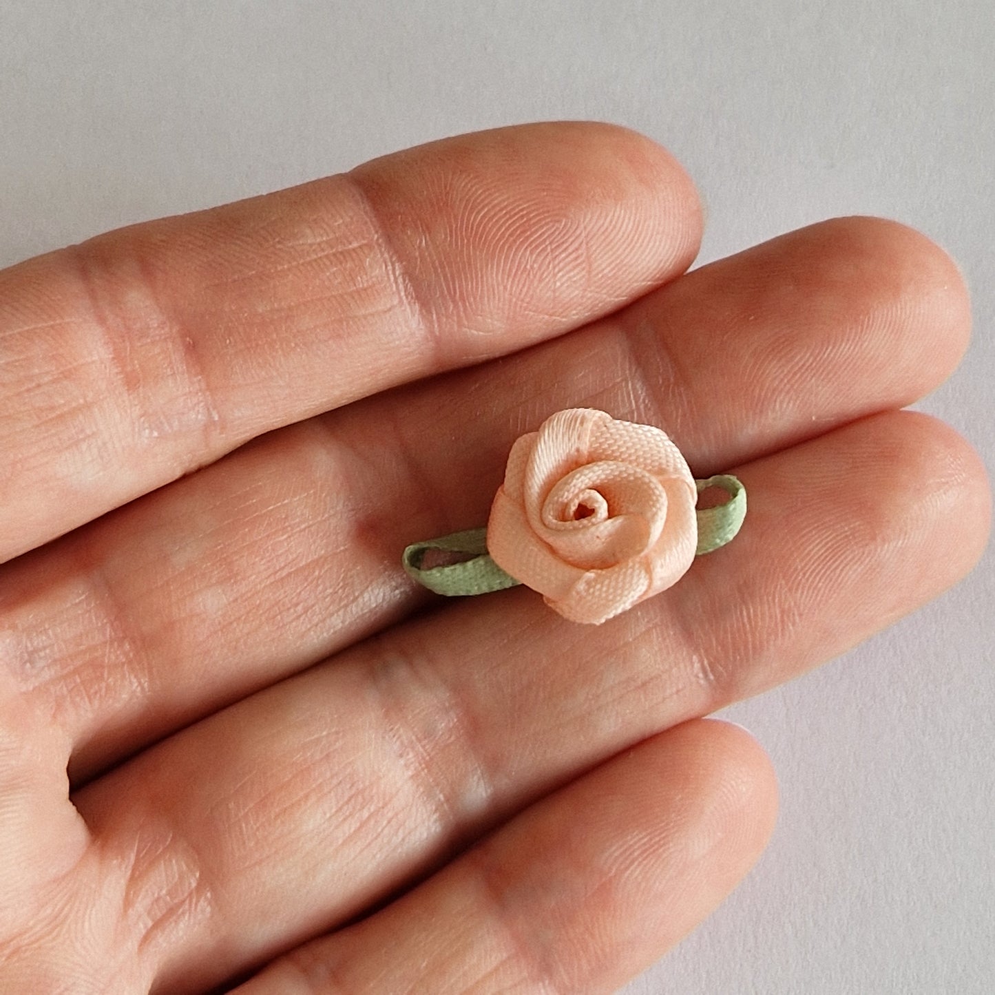 Satijnen roosje in zalm